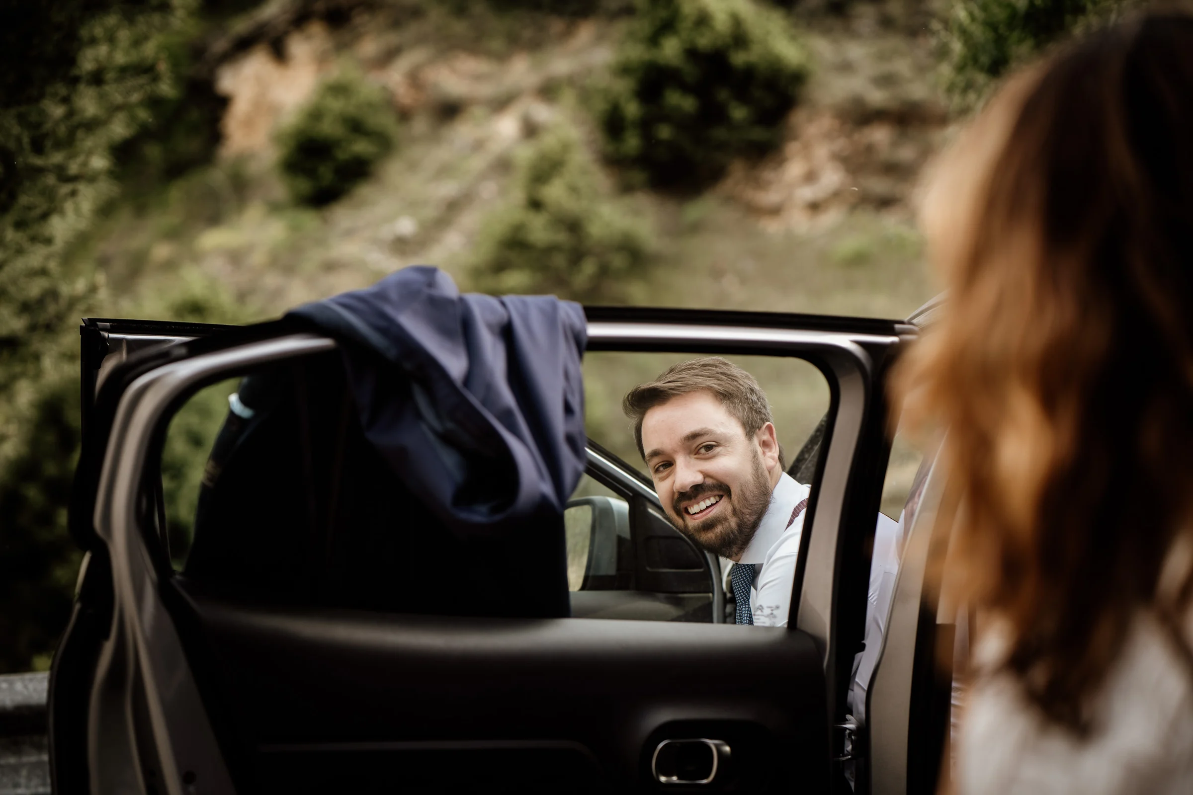 Ainhoa y Fer, llegada de la pareja junto al coche en la sesión de postboda, Madrid