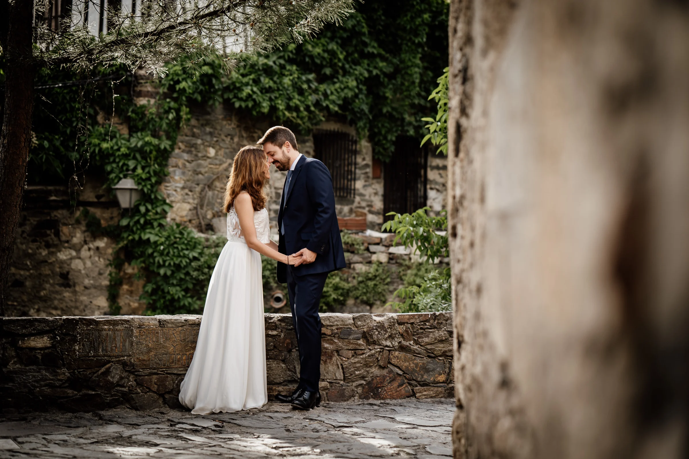 Ainhoa y Fer, retrato de la pareja entre arquitectura de piedra y vegetación, Madrid