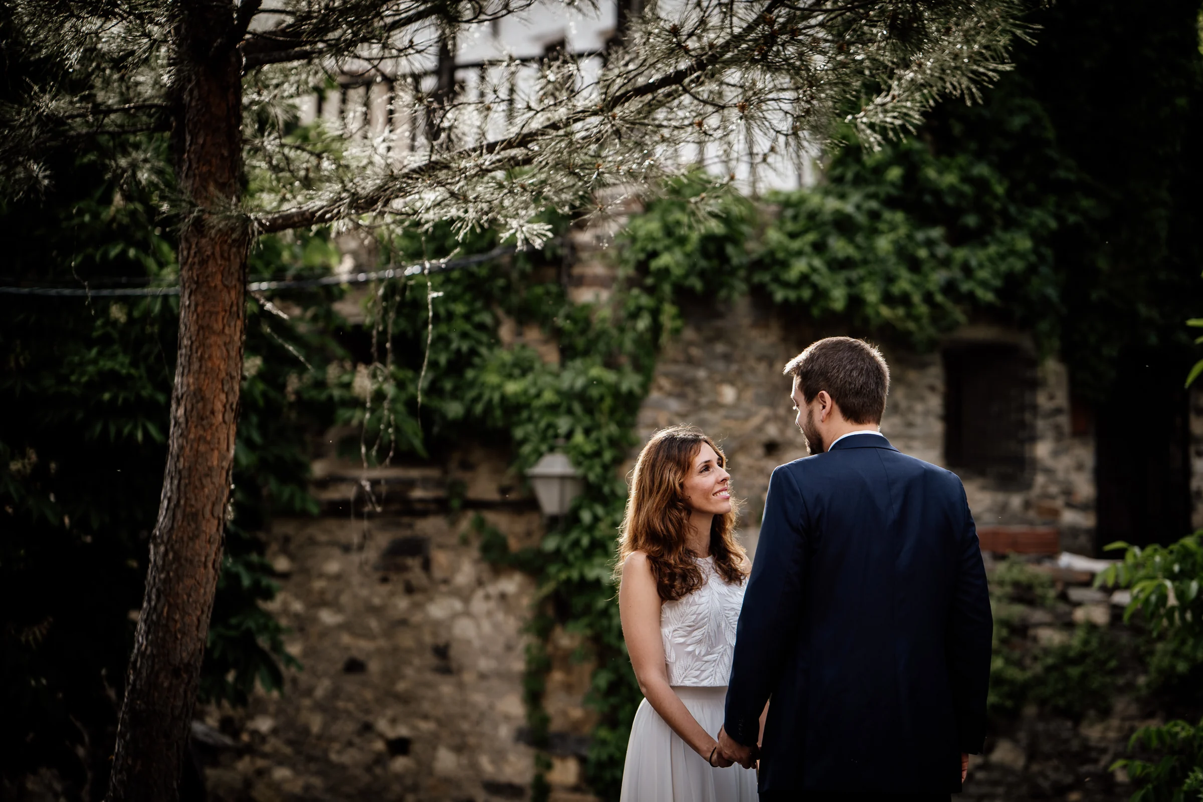 Ainhoa y Fer, mirada de la pareja en un entorno rural de piedra, Madrid