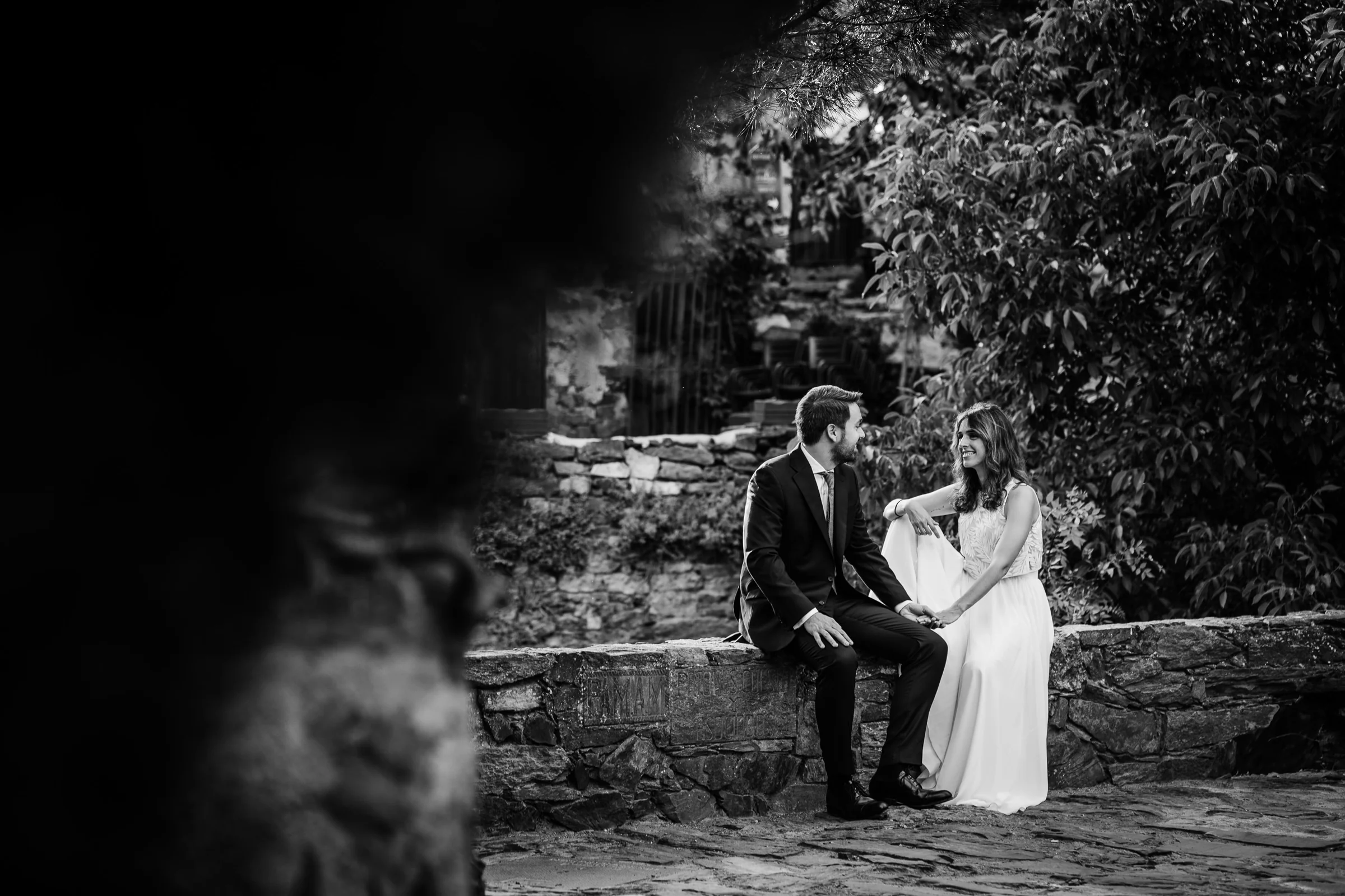 Ainhoa y Fer, retrato en blanco y negro de la pareja sentada en el entorno rural, Madrid