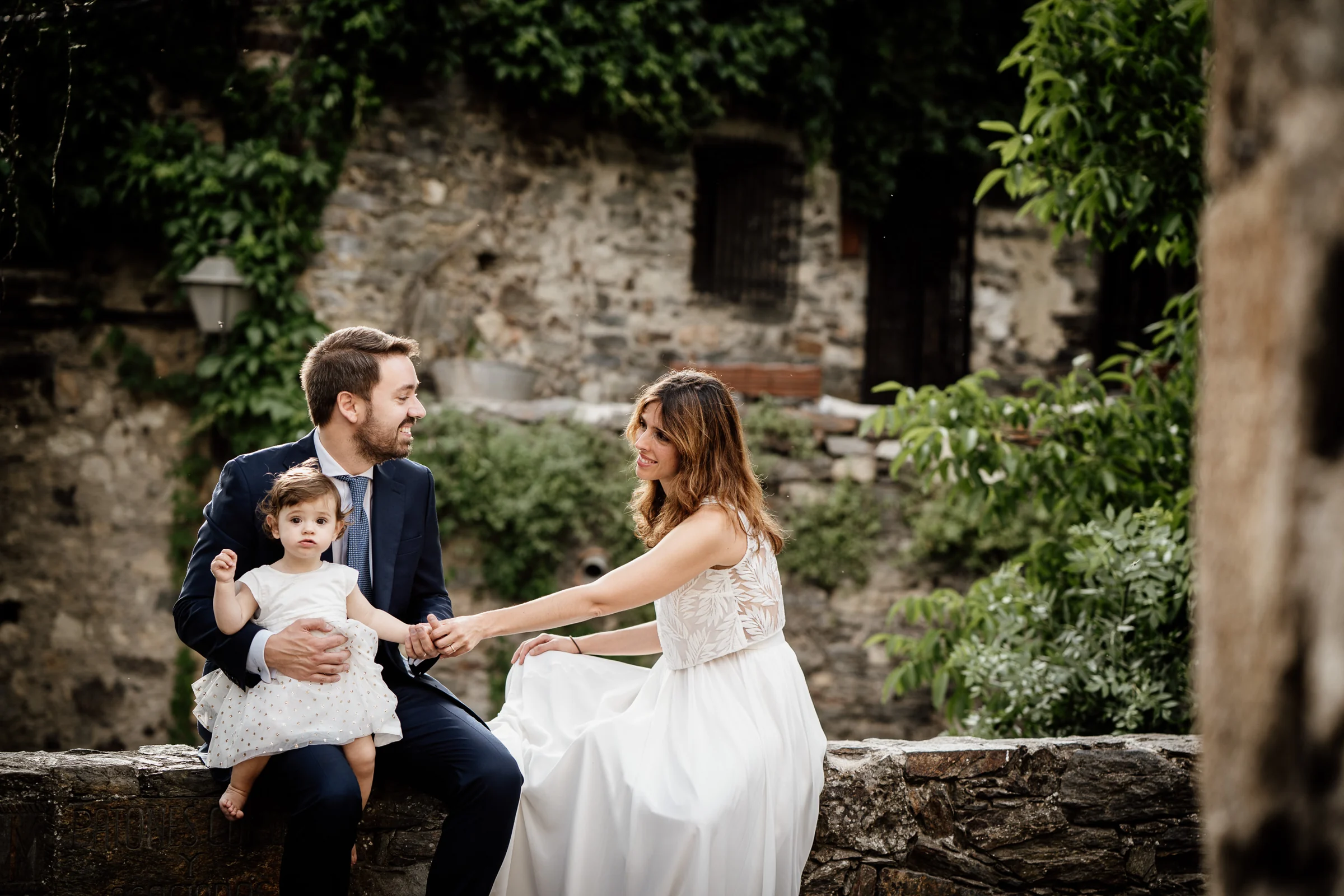 Ainhoa y Fer, retrato familiar de la pareja con su hija durante la postboda, Madrid