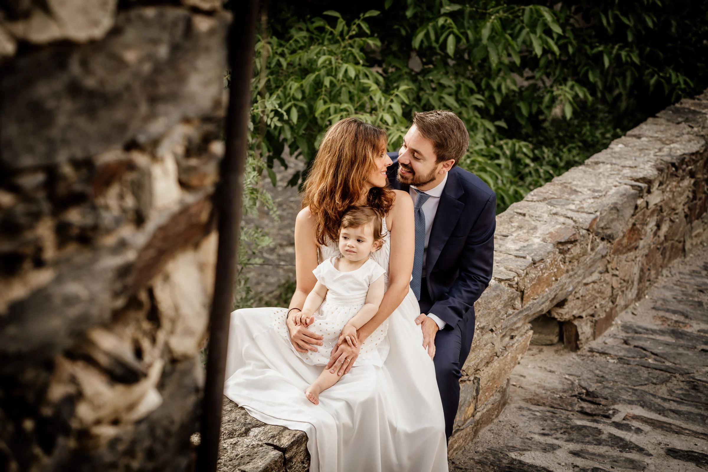 Ainhoa y Fer, retrato familiar de la pareja con su hija entre muros de piedra, Madrid