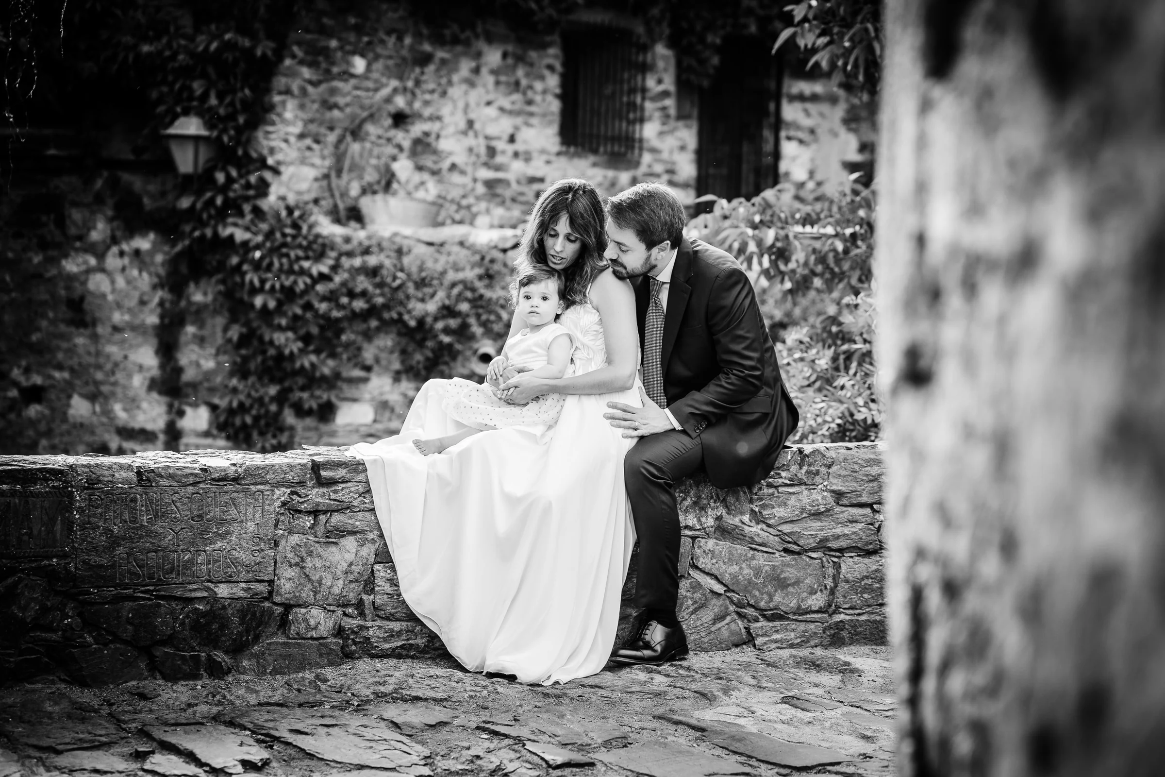 Ainhoa y Fer, retrato en blanco y negro de la pareja con su hija, Madrid