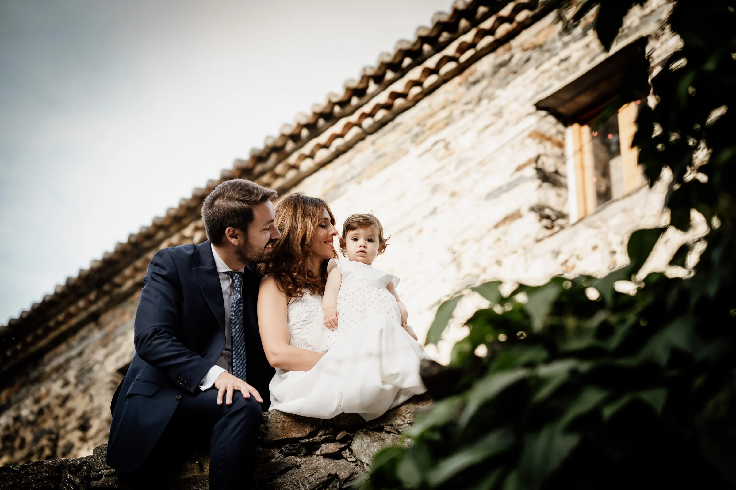 Ainhoa y Fer, retrato familiar con la niña en un rincón de arquitectura tradicional, Madrid