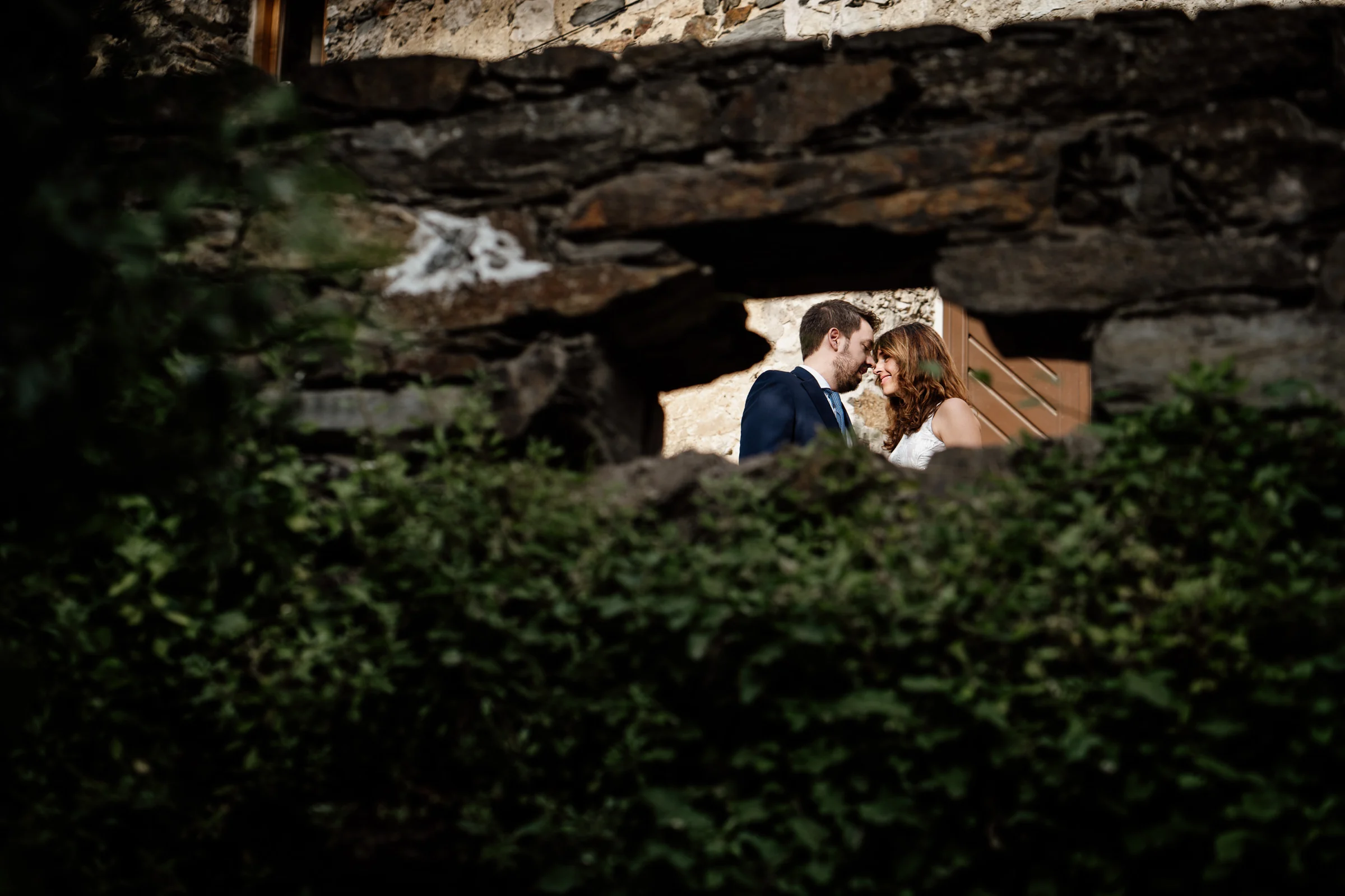 Ainhoa y Fer, retrato íntimo de la pareja enmarcada por la arquitectura de piedra, Madrid