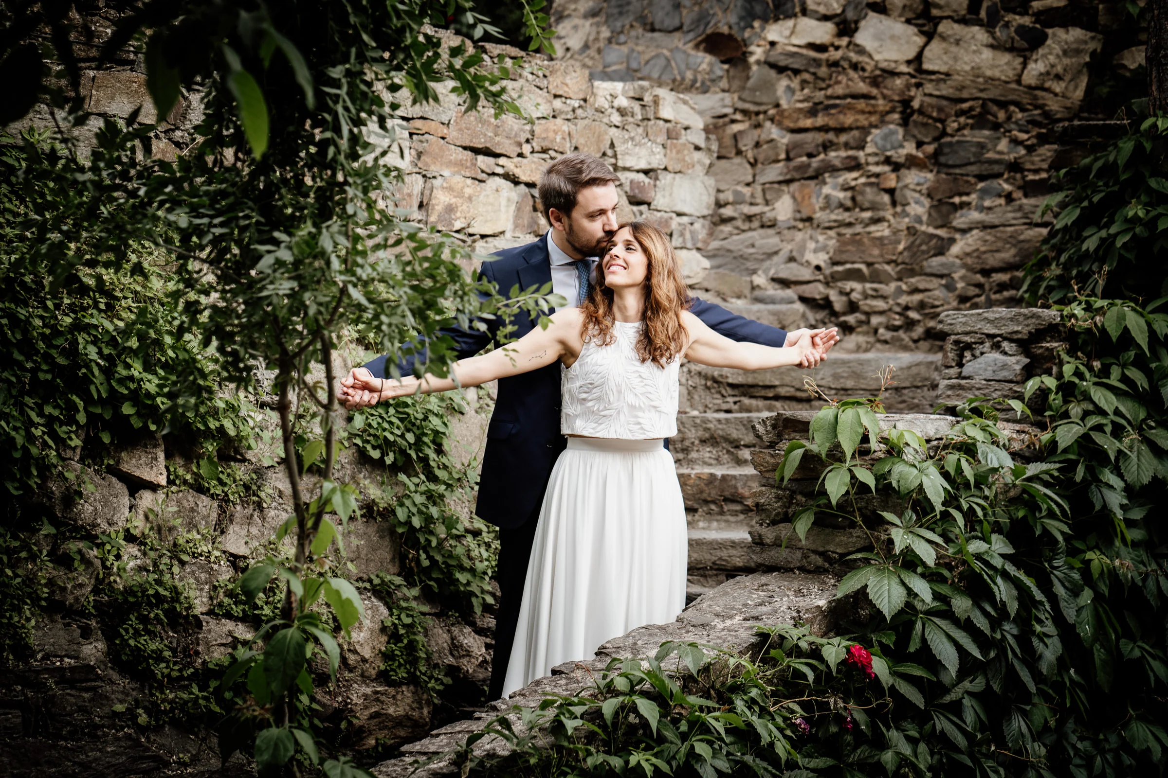 Ainhoa y Fer, retrato creativo de la pareja entre vegetación y escaleras de piedra, Madrid