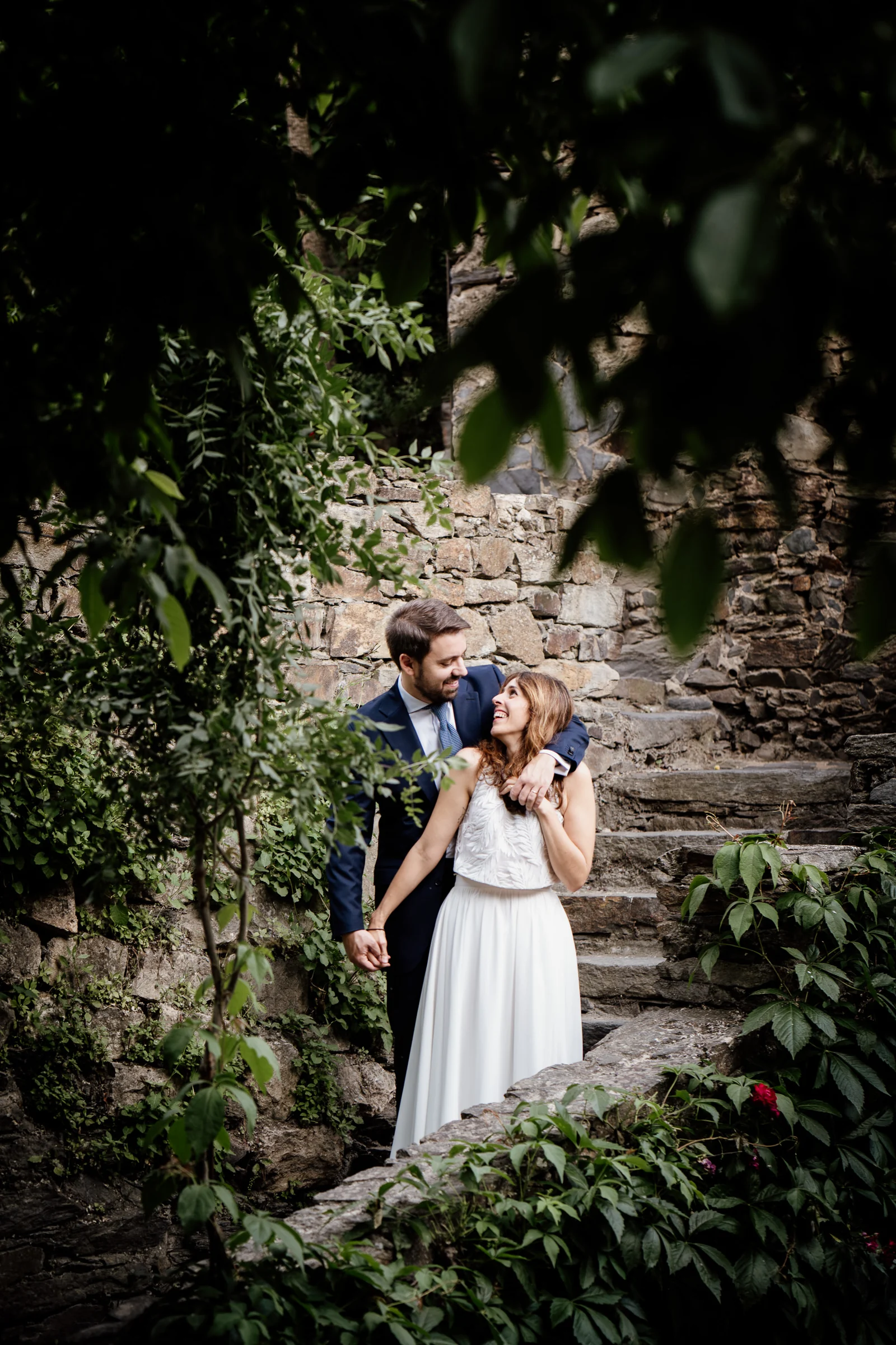Ainhoa y Fer, retrato vertical de la pareja entre vegetación y piedra, Madrid