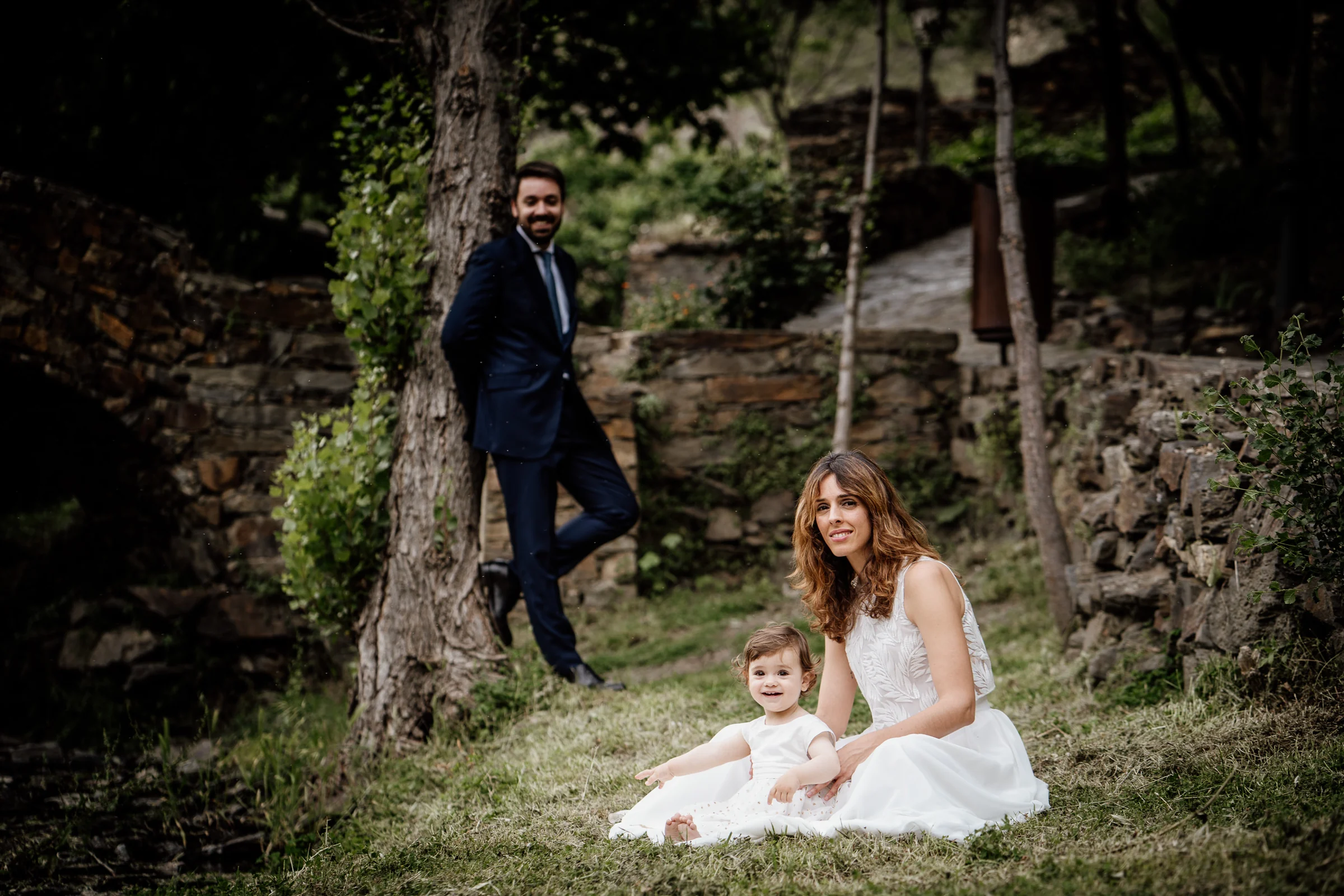 Ainhoa y Fer, retrato familiar de la pareja con su hija en un entorno natural, Madrid