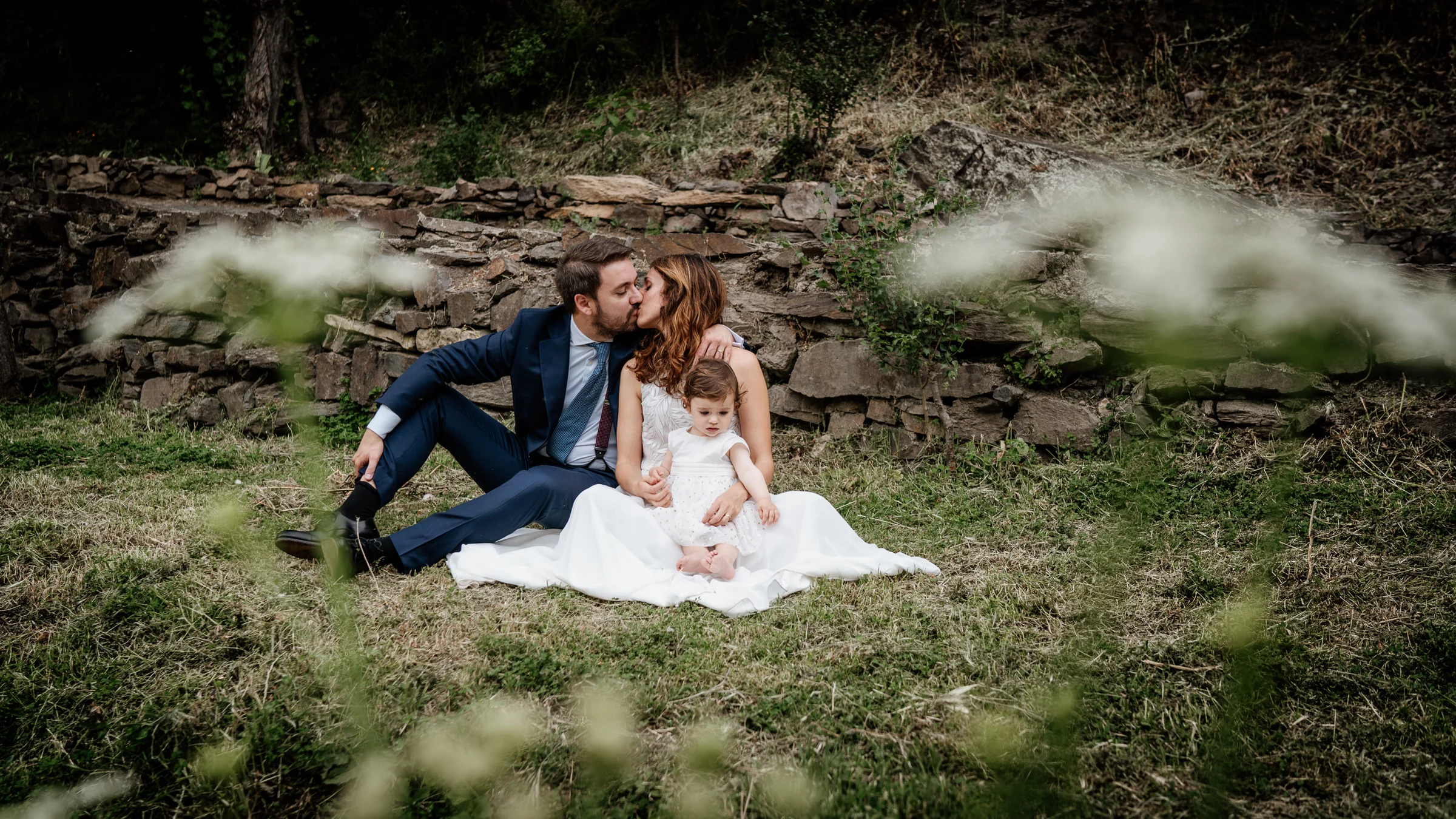 Ainhoa y Fer, retrato familiar de la pareja con su hija sentados en la naturaleza, Madrid