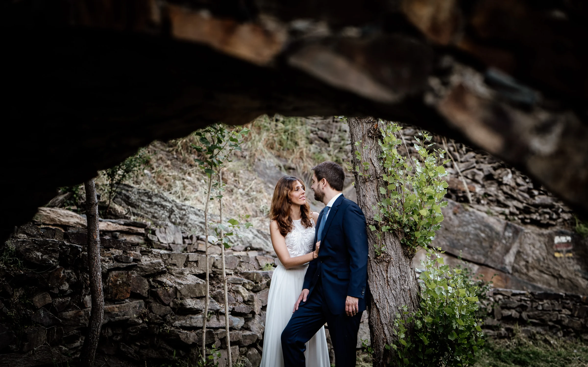 Ainhoa y Fer, retrato de la pareja bajo un arco de piedra, Madrid
