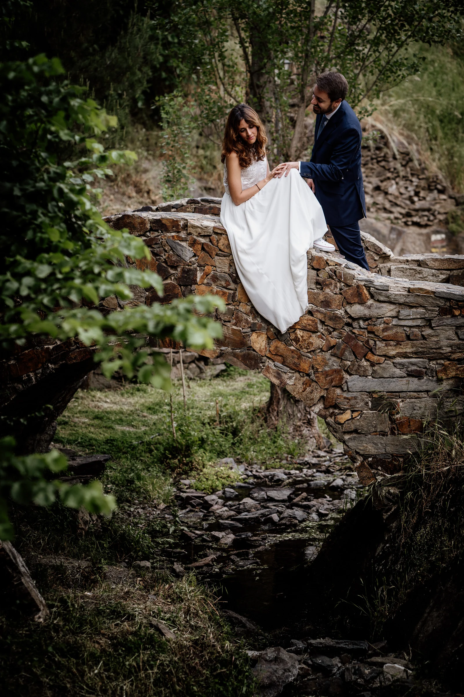 Ainhoa y Fer, retrato vertical de la pareja sobre el puente de piedra, Madrid
