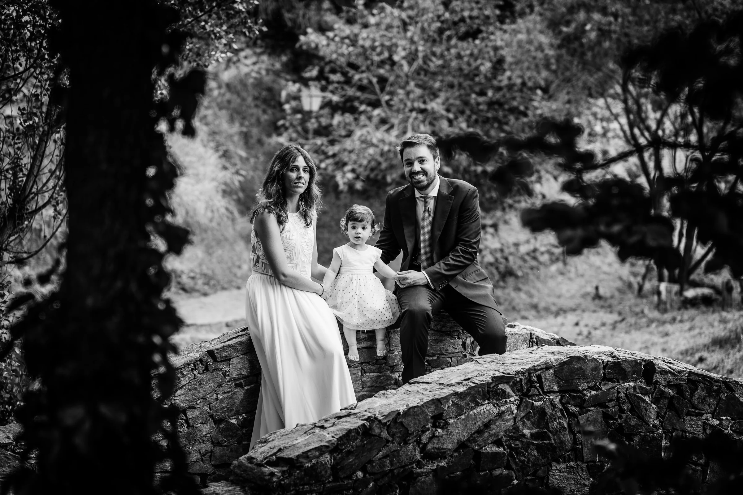 Ainhoa y Fer, retrato familiar en blanco y negro de la pareja con su hija, Madrid
