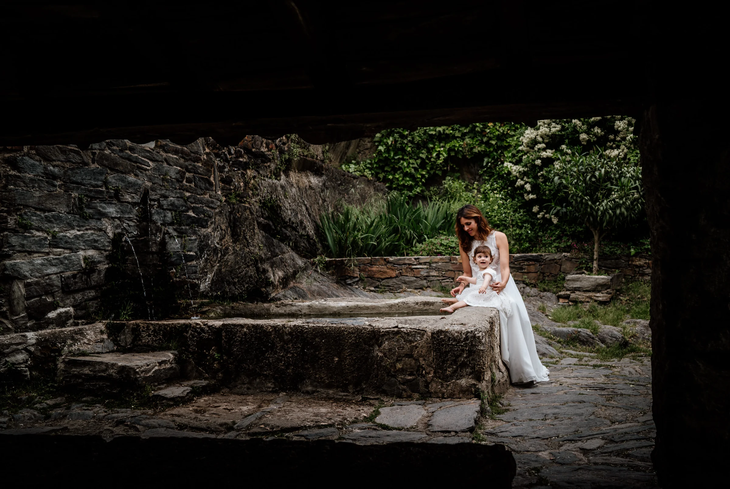 Ainhoa y Fer, retrato de la novia sola en un rincón tradicional de piedra, Madrid