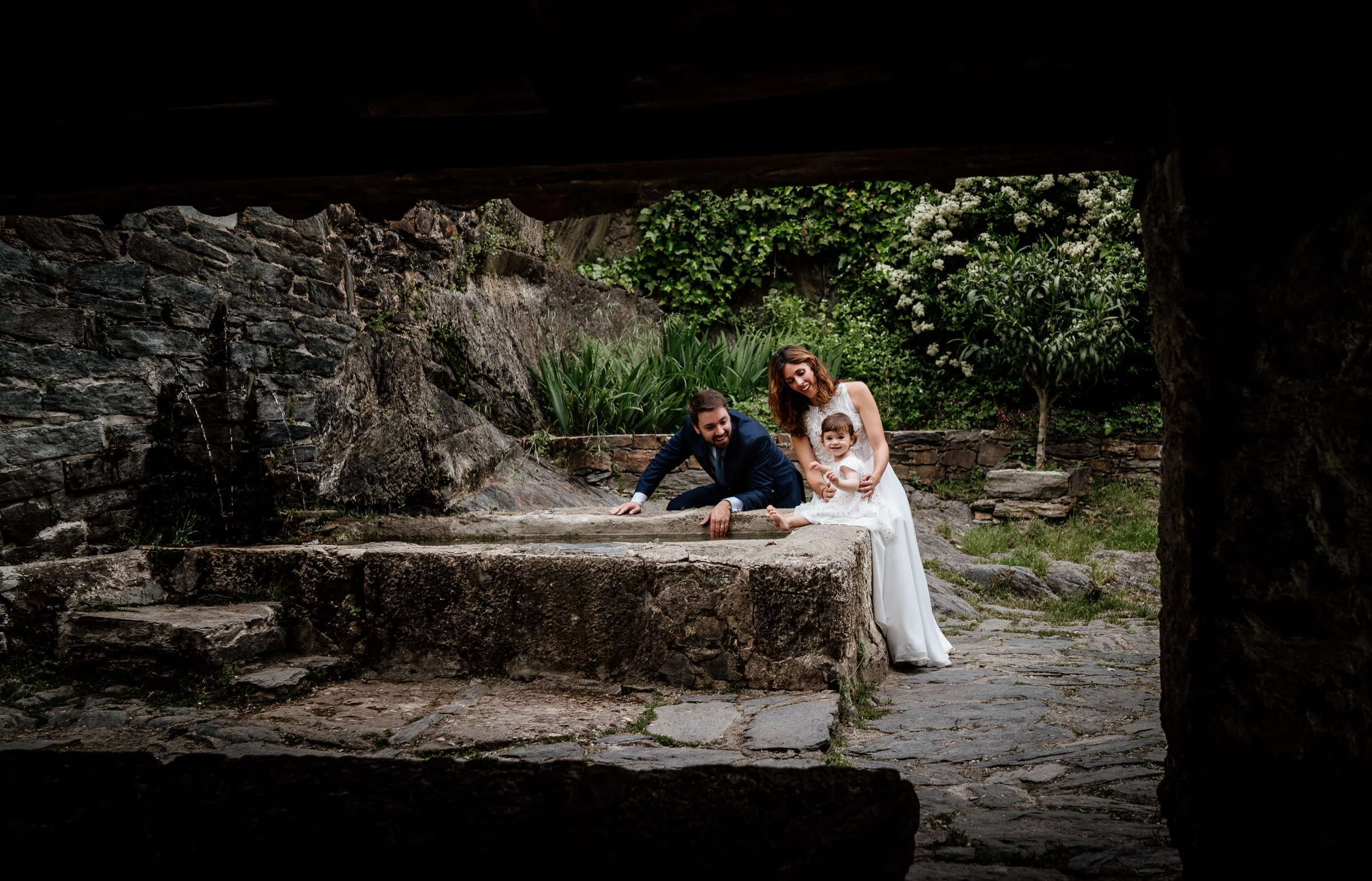Ainhoa y Fer, retrato de la pareja junto a una fuente de piedra, Madrid