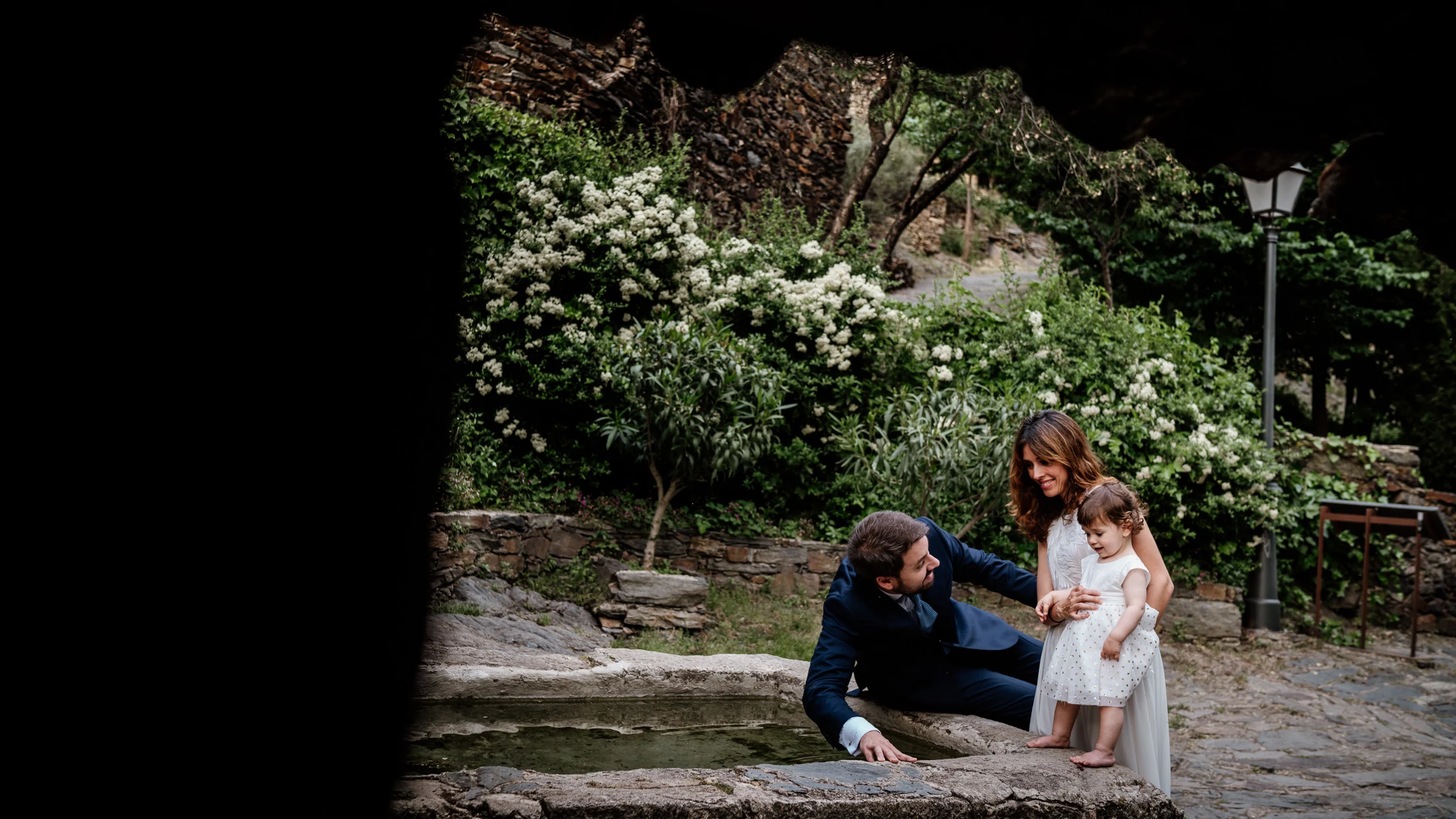 Ainhoa y Fer, momento familiar espontáneo junto a la fuente de piedra, Madrid