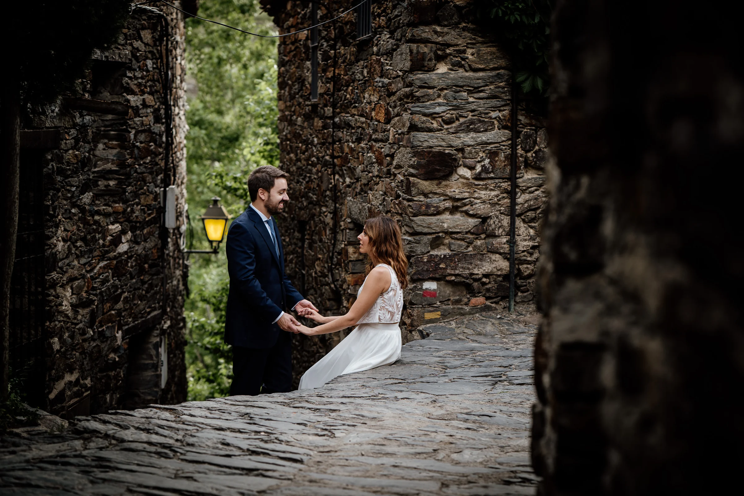 Ainhoa y Fer, retrato de la pareja en una calle de piedra, Madrid