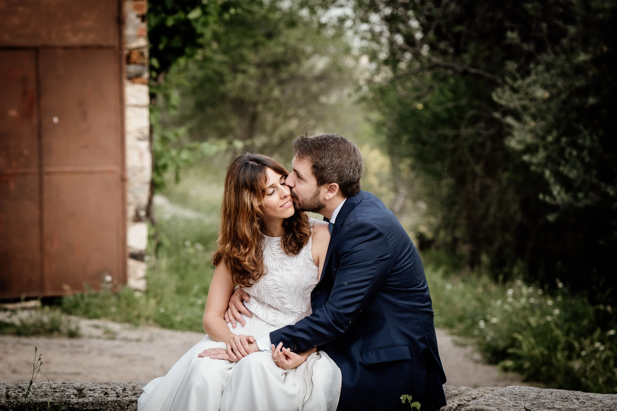Ainhoa y Fer, momento íntimo de la pareja sentada al aire libre, Madrid