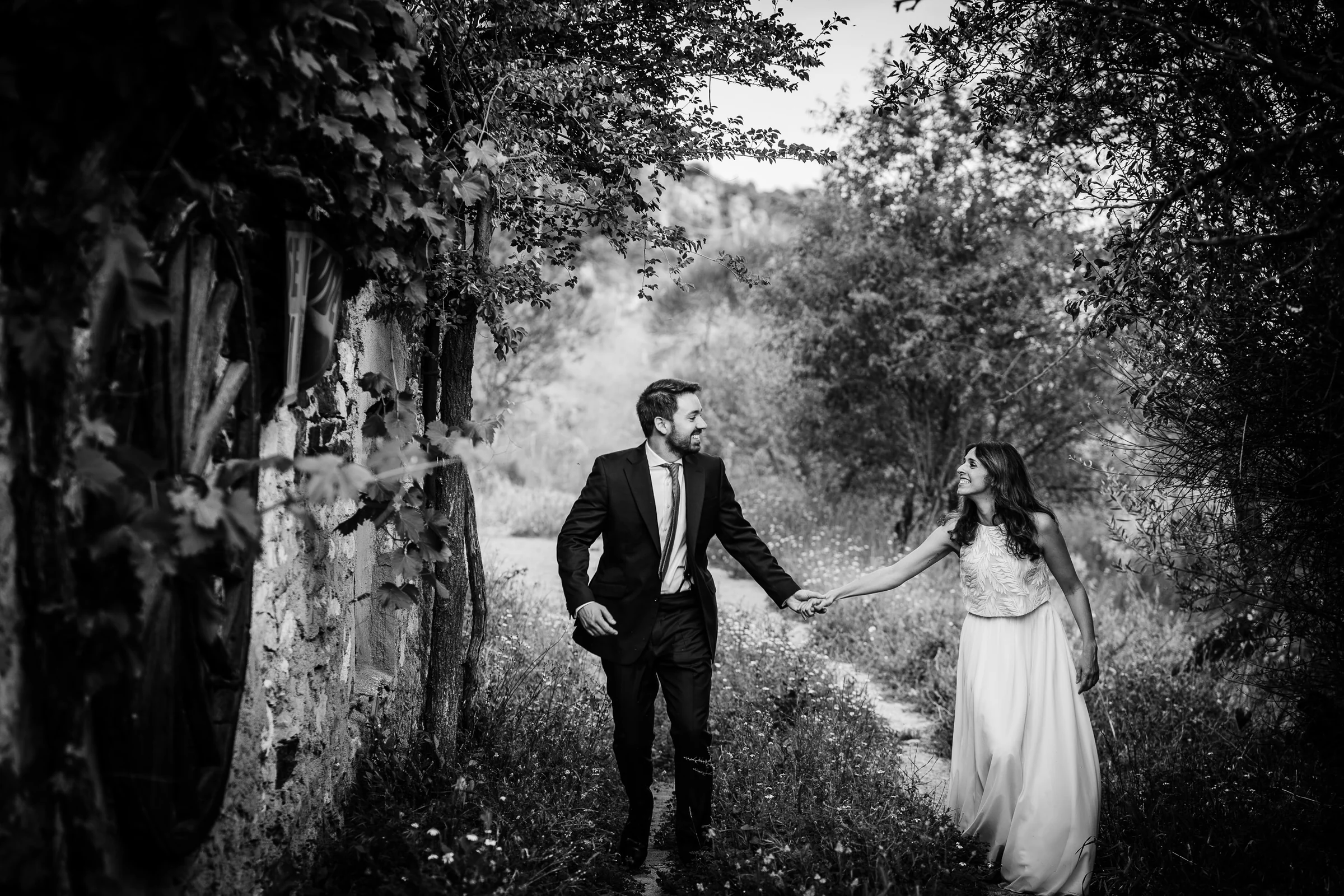 Ainhoa y Fer, retrato en blanco y negro de la pareja caminando de la mano, Madrid