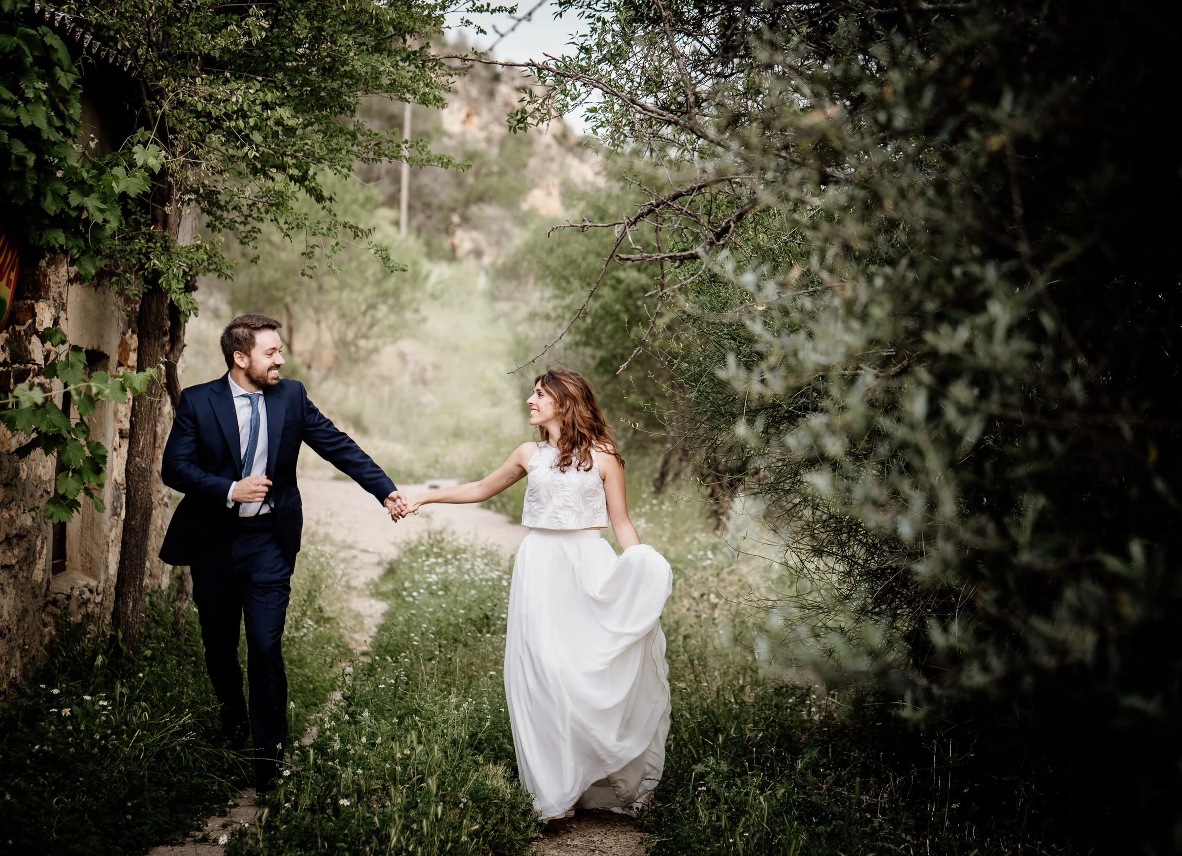 Ainhoa y Fer, retrato de la pareja caminando de la mano en un entorno natural, Madrid