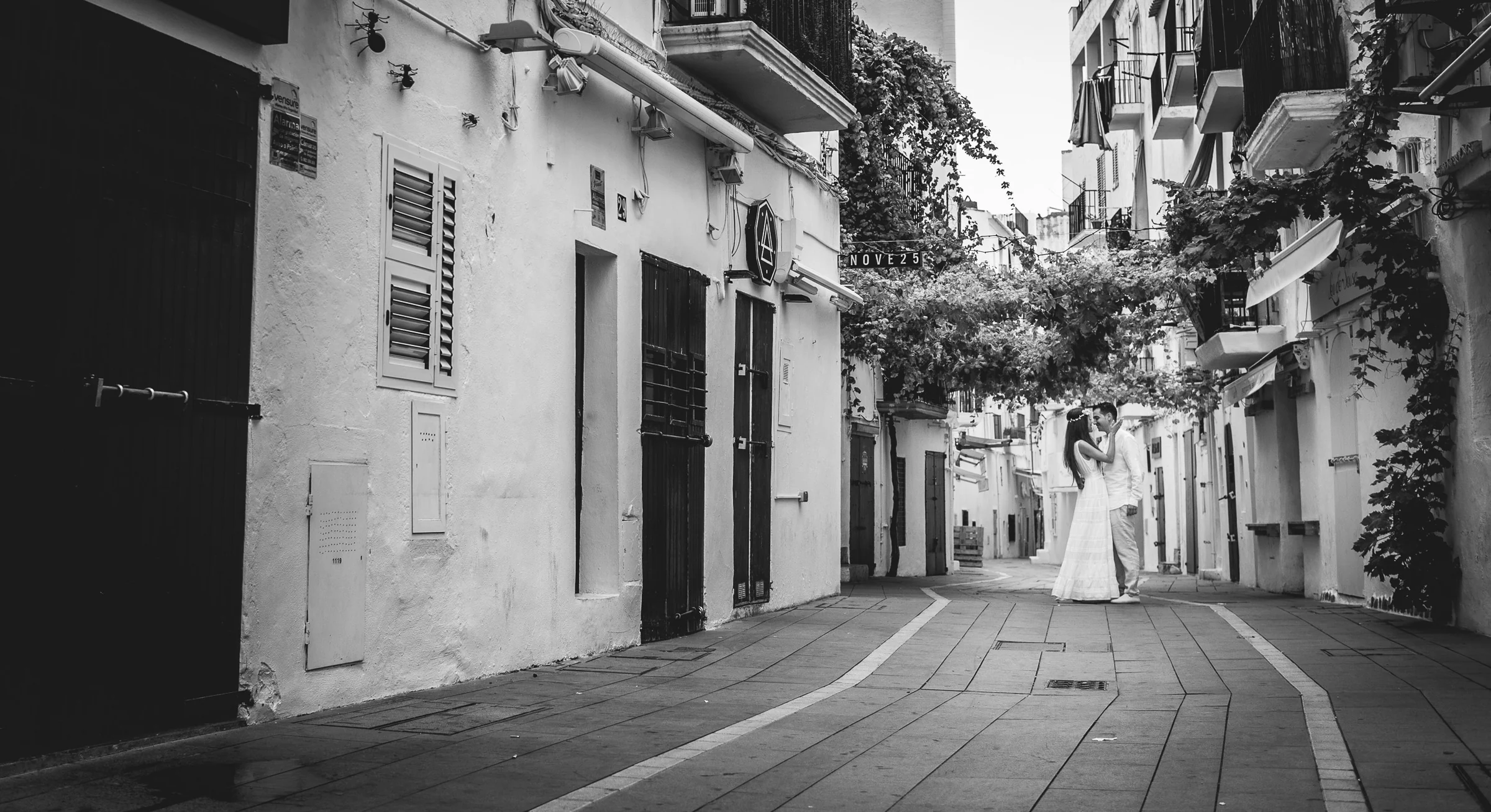 Calle del casco antiguo de Ibiza en blanco y negro, postboda de Alba y Jorge en Ibiza fotografiada por Pedro Zamorano.