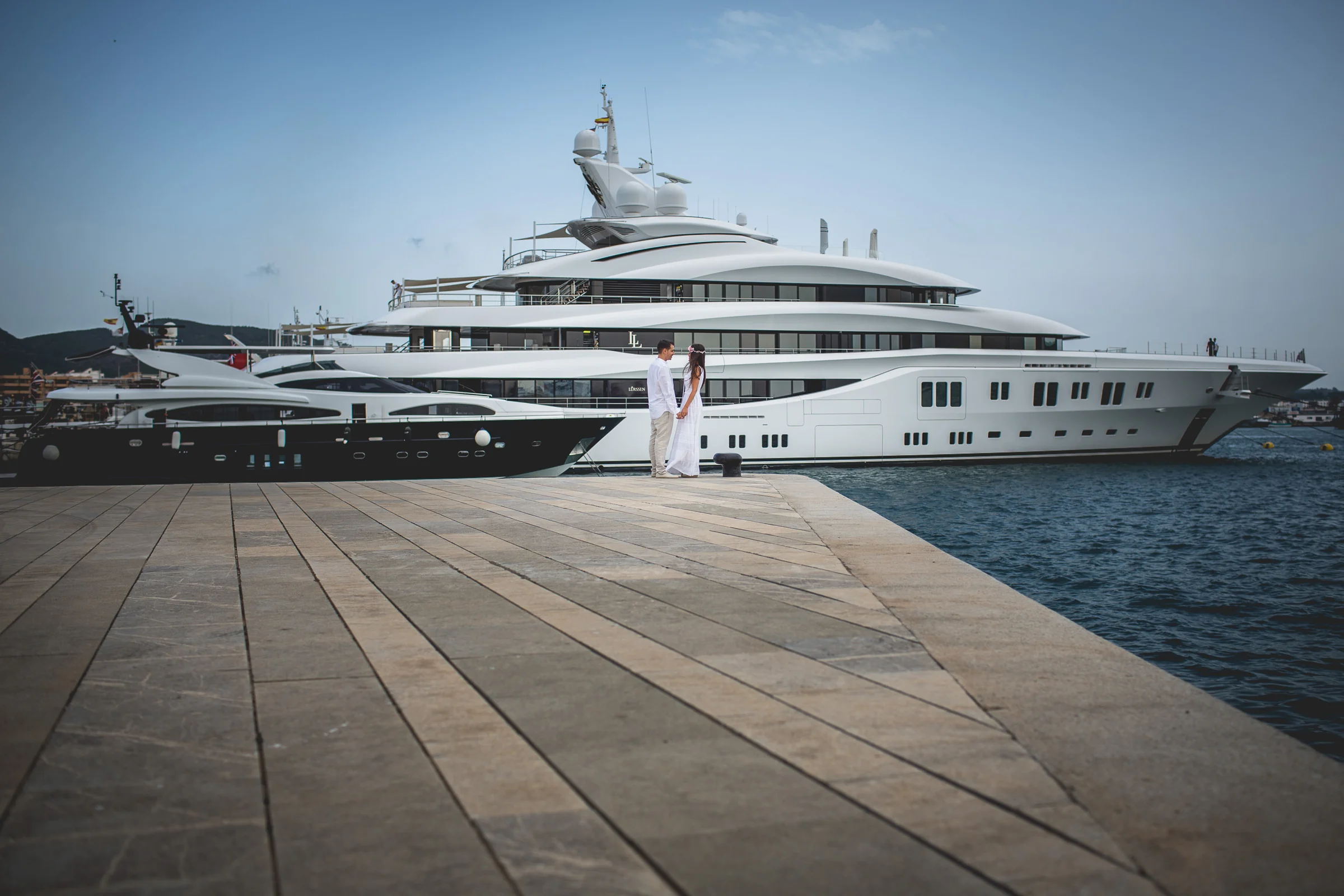 Yate atracado en el puerto de Ibiza, postboda de Alba y Jorge en Ibiza fotografiada por Pedro Zamorano.