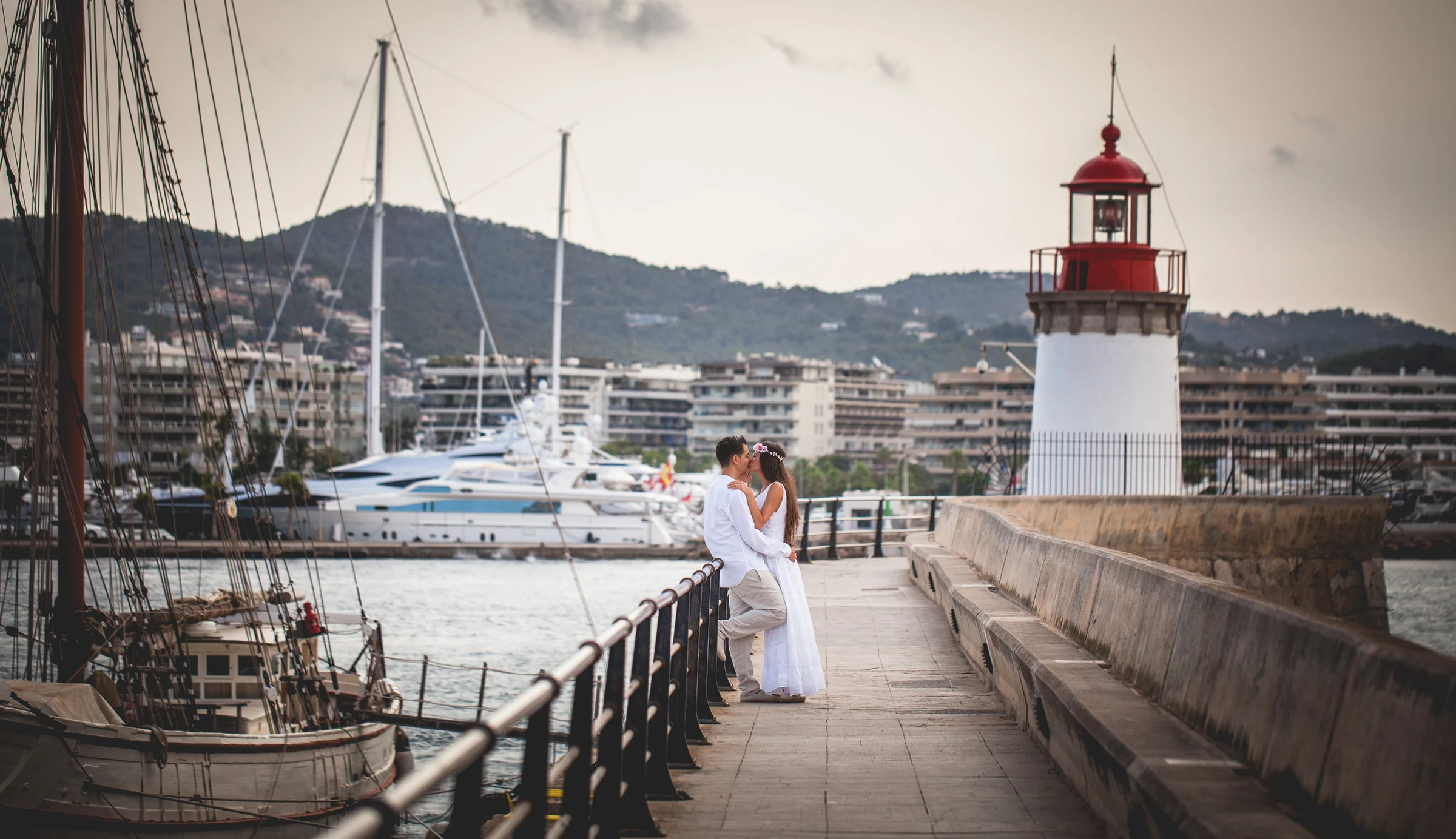 Alba y Jorge abrazados junto al faro de Ibiza, postboda de Alba y Jorge en Ibiza fotografiada por Pedro Zamorano.