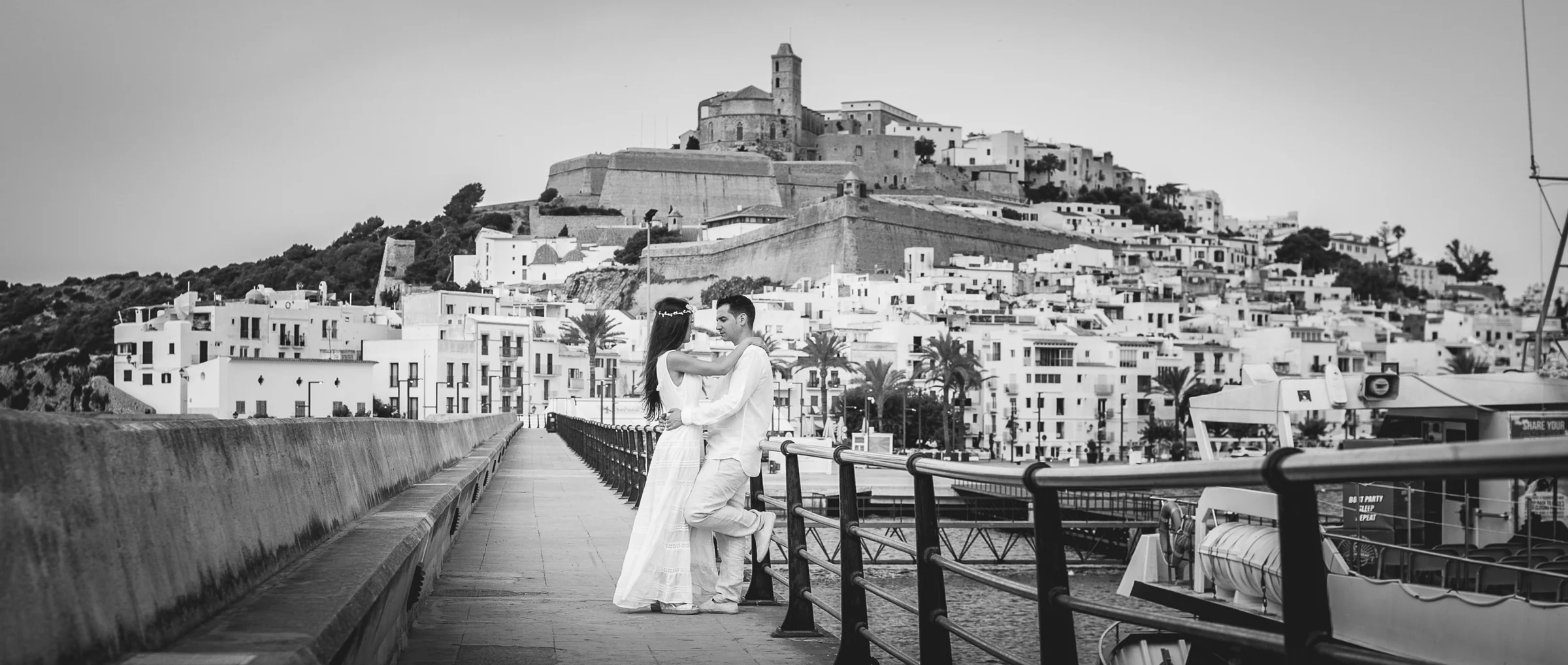 Alba y Jorge con Dalt Vila y el puerto en blanco y negro, postboda de Alba y Jorge en Ibiza fotografiada por Pedro Zamorano.