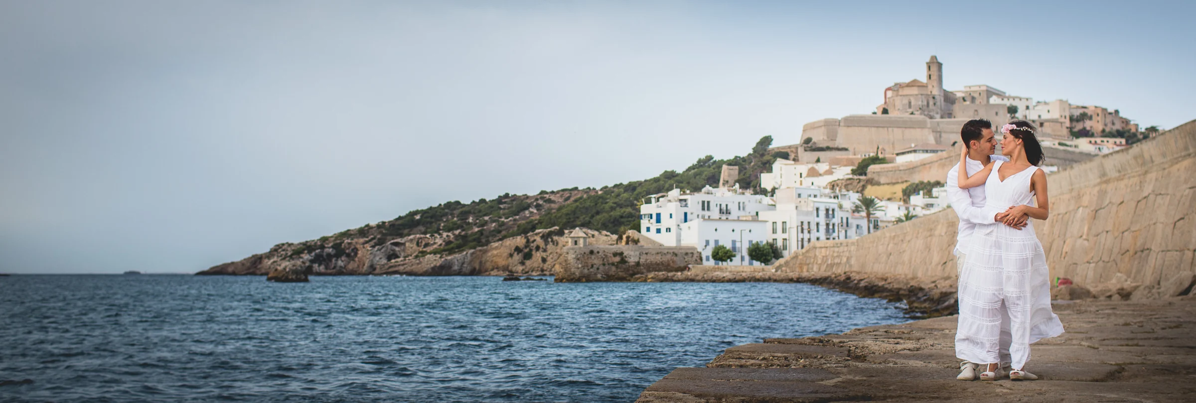 Pareja en un mirador costero con horizonte de Ibiza, postboda de Alba y Jorge en Ibiza fotografiada por Pedro Zamorano.