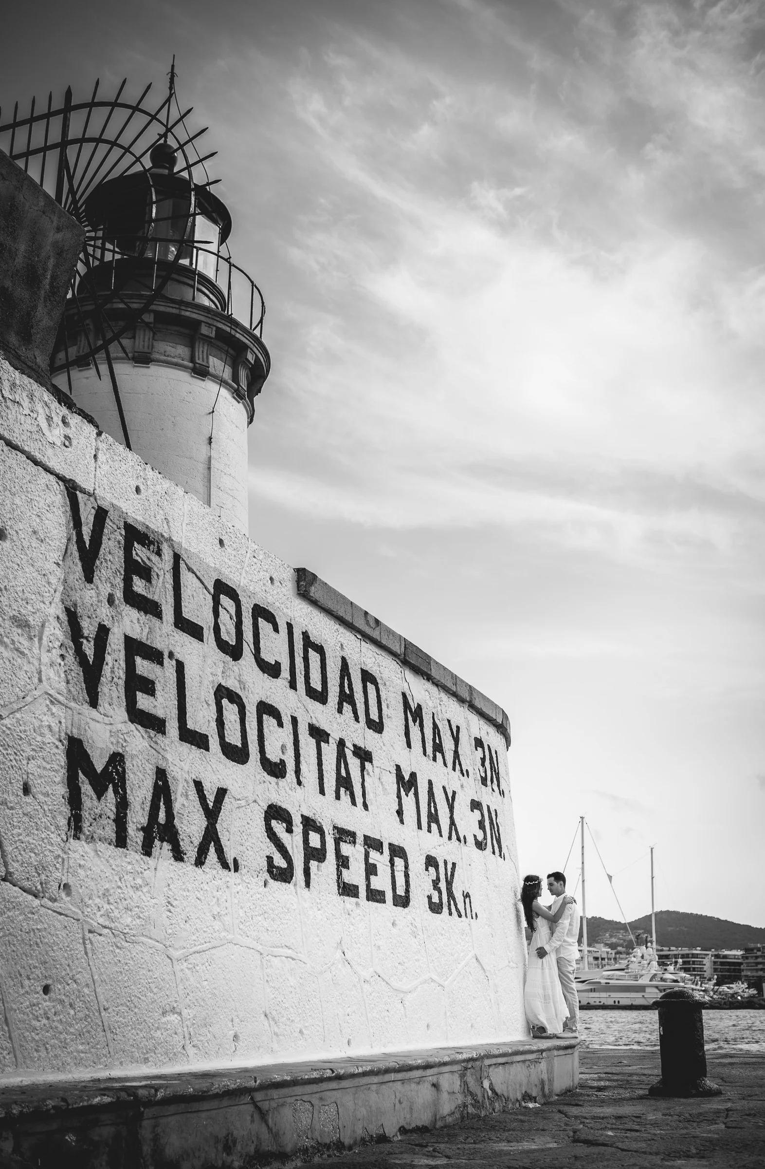 Detalle de señal marítima junto al faro en blanco y negro, postboda de Alba y Jorge en Ibiza fotografiada por Pedro Zamorano.