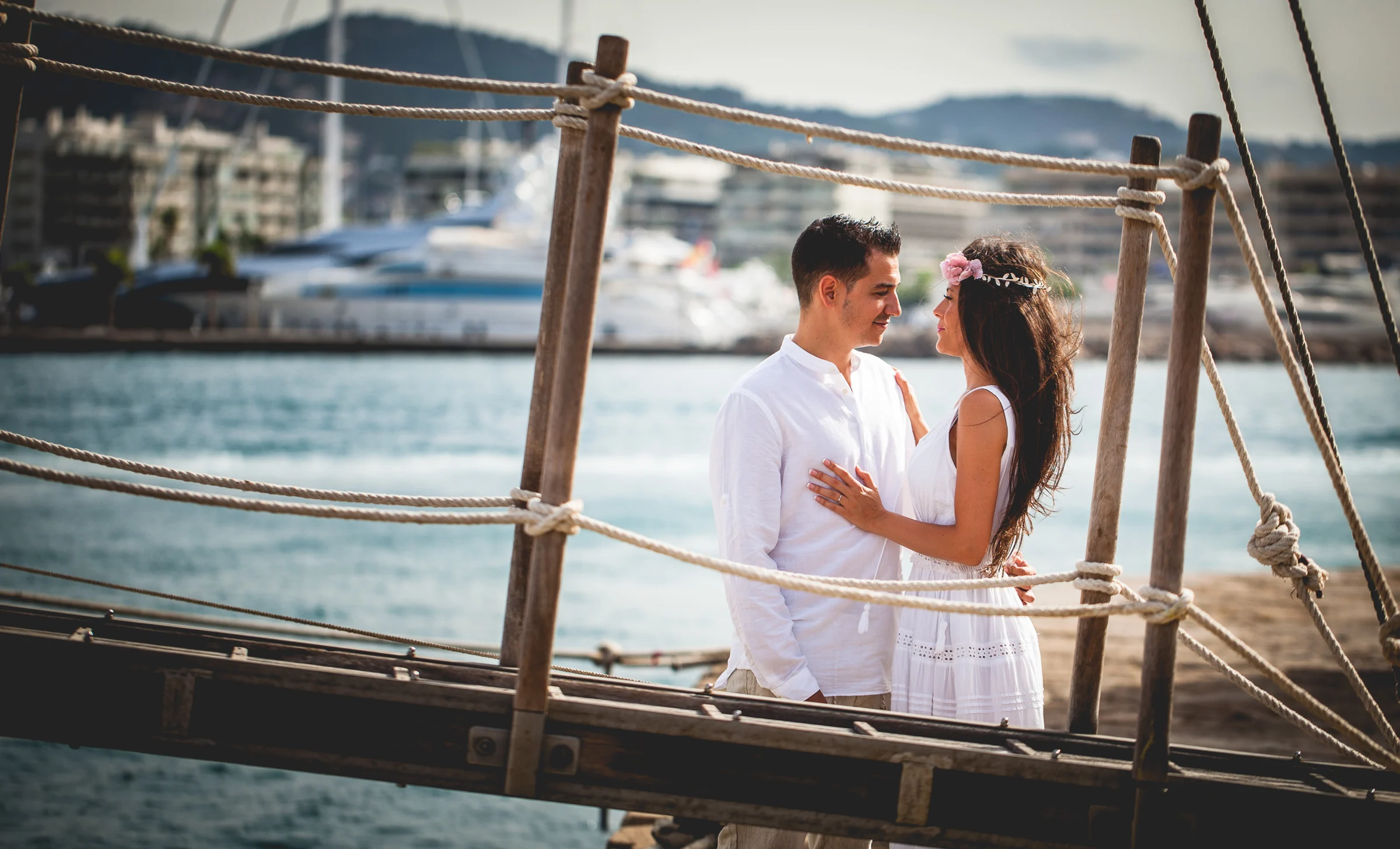 Retrato de Alba y Jorge en la pasarela del puerto, postboda de Alba y Jorge en Ibiza fotografiada por Pedro Zamorano.
