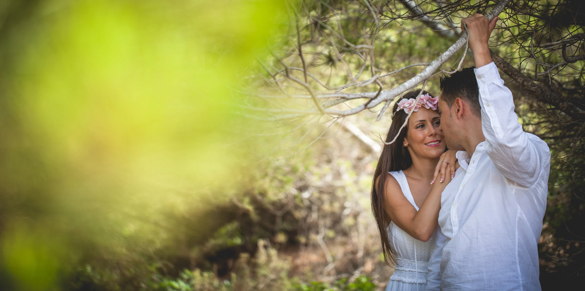 Primer plano de la pareja bajo los pinos, postboda de Alba y Jorge en Ibiza fotografiada por Pedro Zamorano.