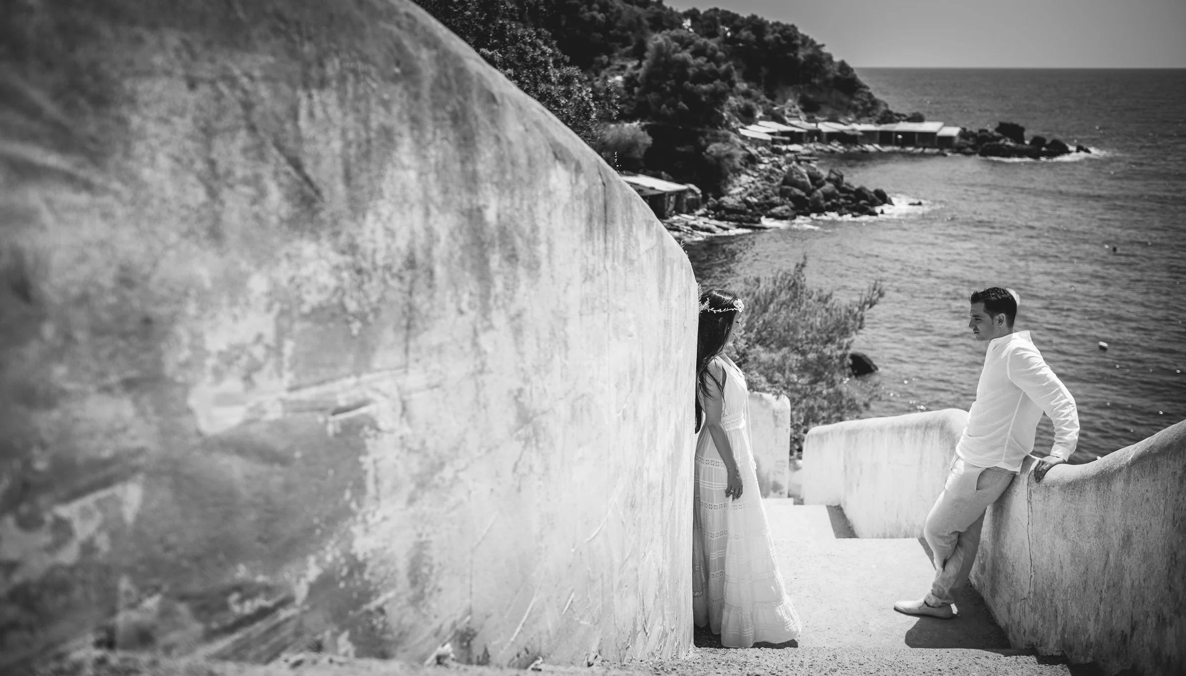 Alba y Jorge en una escalera costera en blanco y negro, postboda de Alba y Jorge en Ibiza fotografiada por Pedro Zamorano.