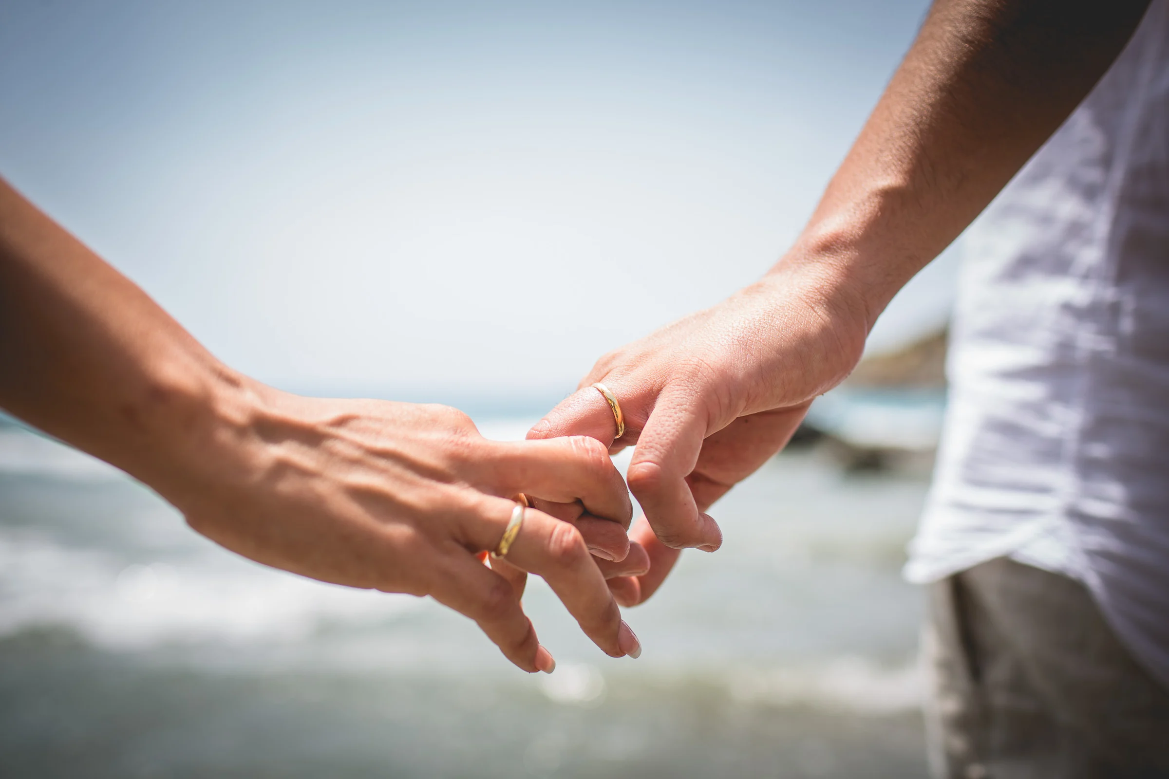 Detalle de las manos y alianzas de Alba y Jorge, postboda de Alba y Jorge en Ibiza fotografiada por Pedro Zamorano.