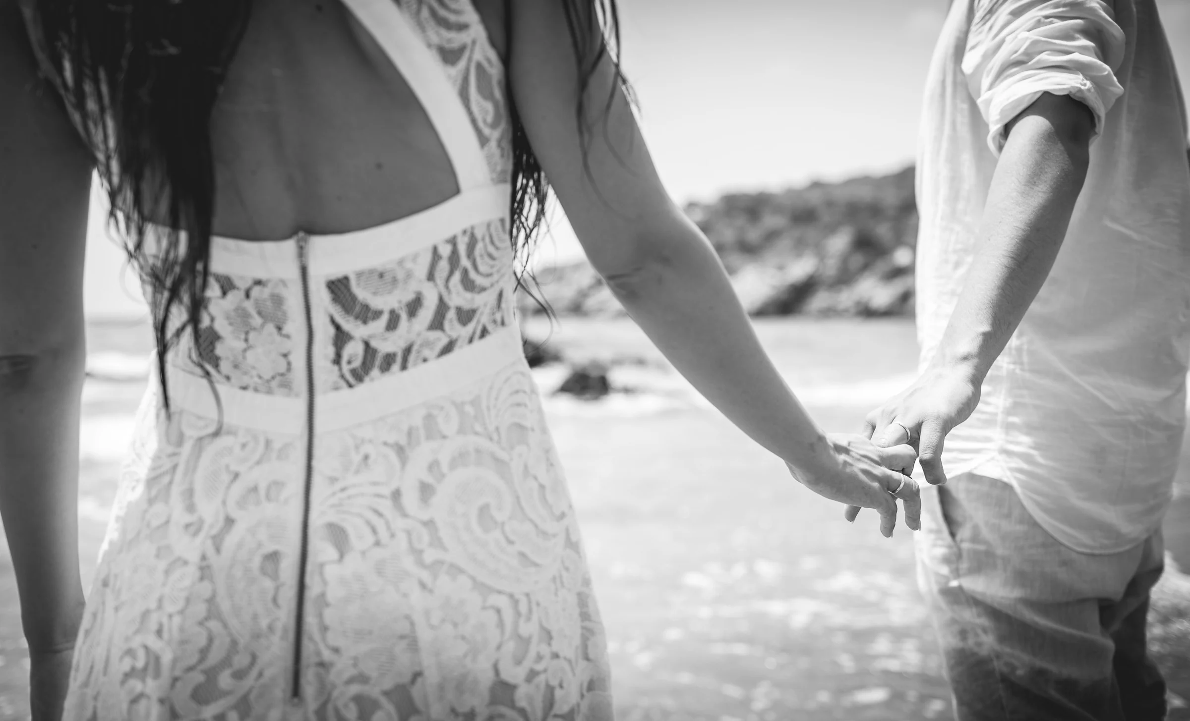 Detalle en blanco y negro de la pareja cogida de la mano, postboda de Alba y Jorge en Ibiza fotografiada por Pedro Zamorano.