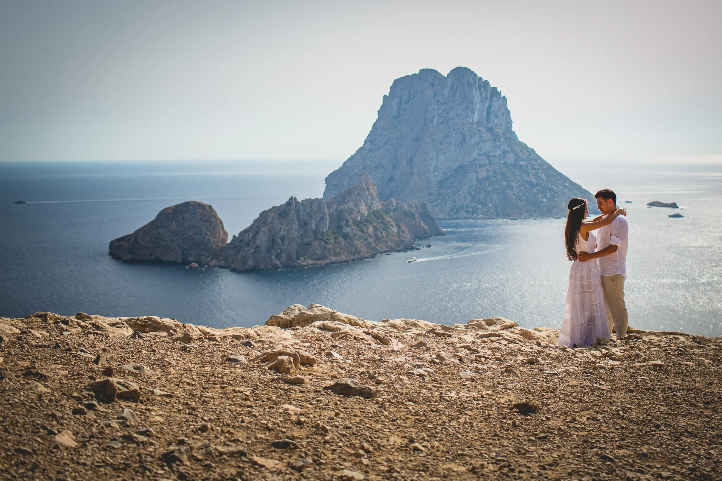 Alba y Jorge ante Es Vedrà en un mirador de Ibiza, postboda de Alba y Jorge en Ibiza fotografiada por Pedro Zamorano.