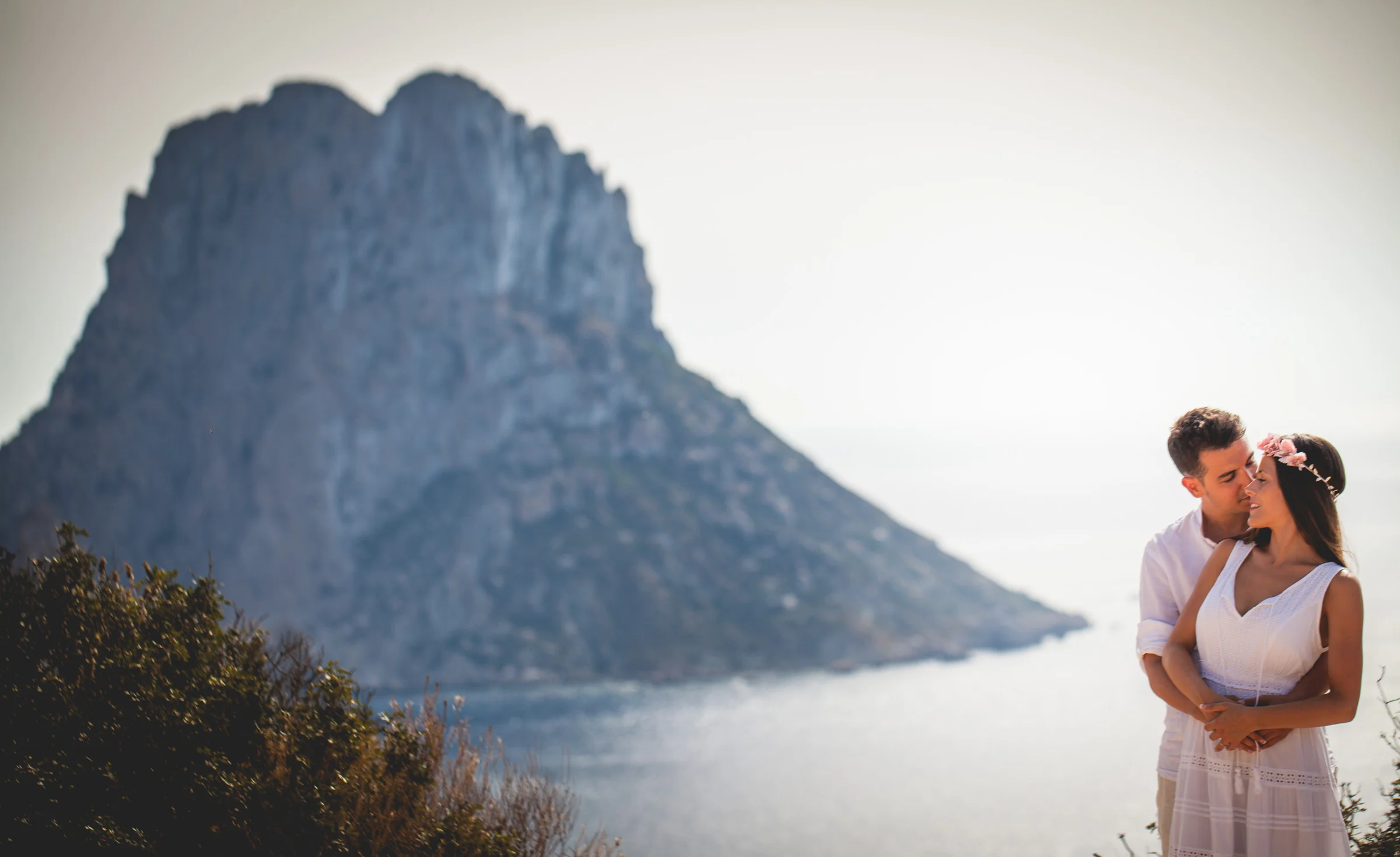 Retrato de Alba y Jorge con Es Vedrà desenfocado al fondo, postboda de Alba y Jorge en Ibiza fotografiada por Pedro Zamorano.
