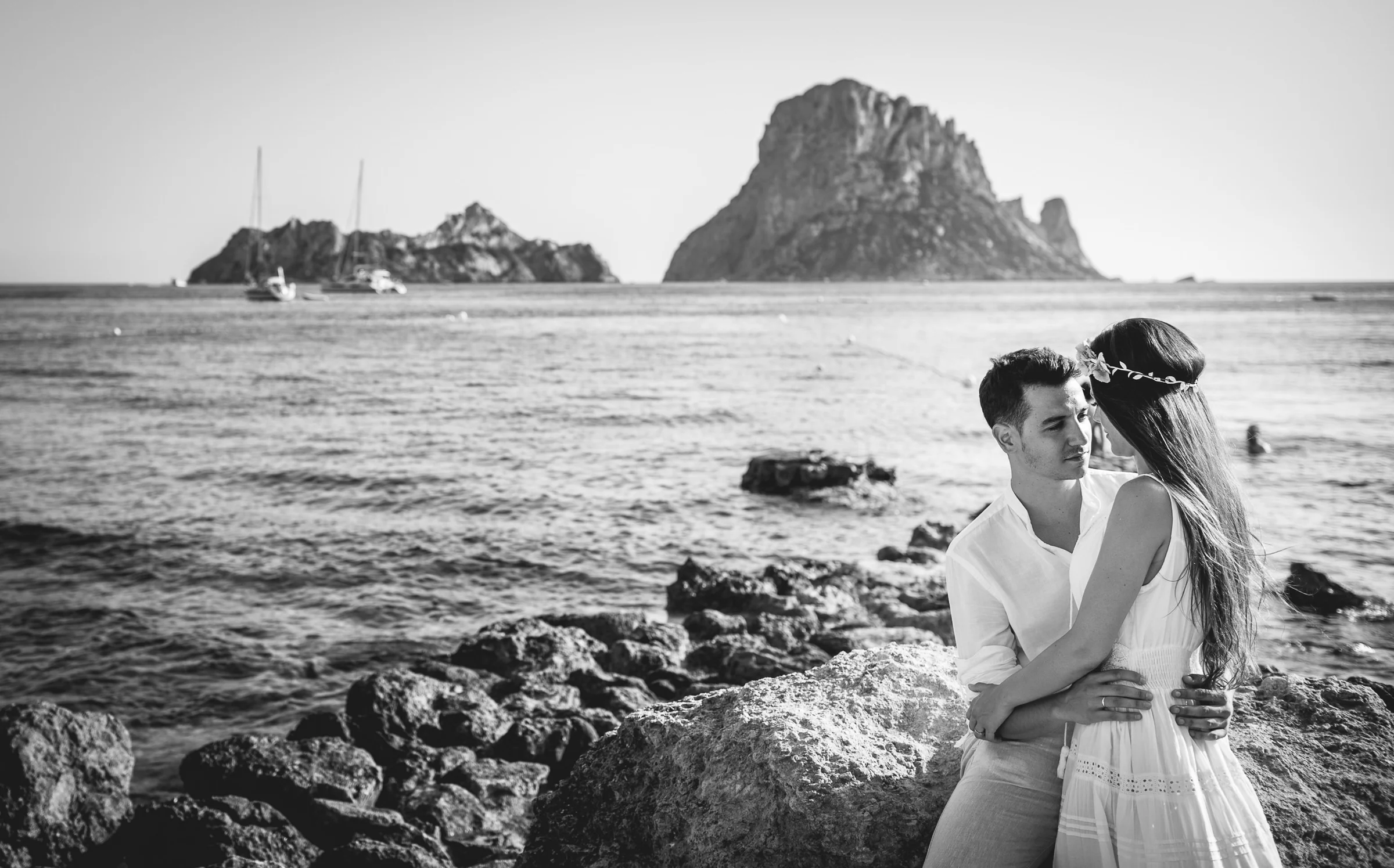Retrato en blanco y negro de Alba y Jorge junto a Es Vedrà, postboda de Alba y Jorge en Ibiza fotografiada por Pedro Zamorano.