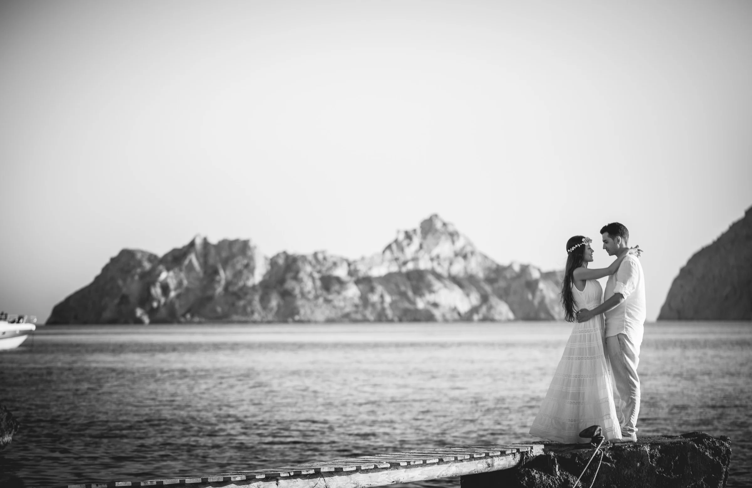 Retrato en blanco y negro de la pareja frente a Es Vedrà, postboda de Alba y Jorge en Ibiza fotografiada por Pedro Zamorano.