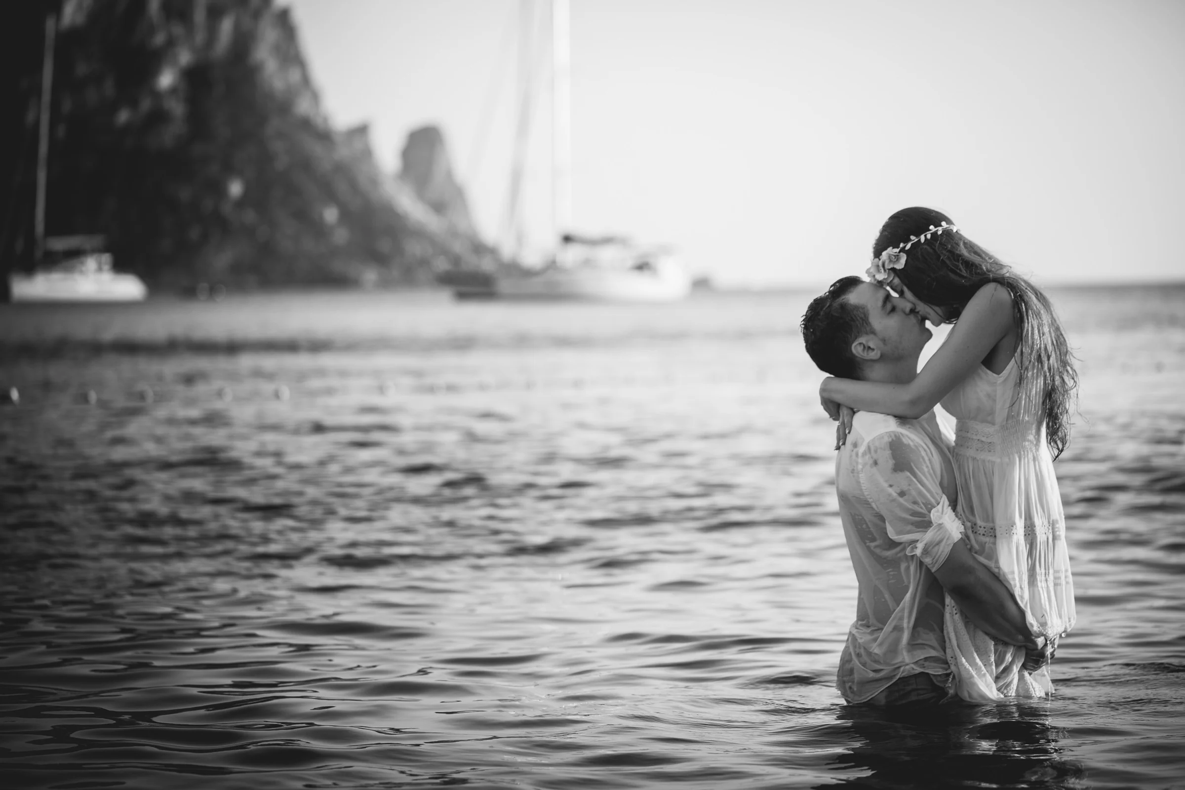Beso de la pareja dentro del agua en blanco y negro, postboda de Alba y Jorge en Ibiza fotografiada por Pedro Zamorano.