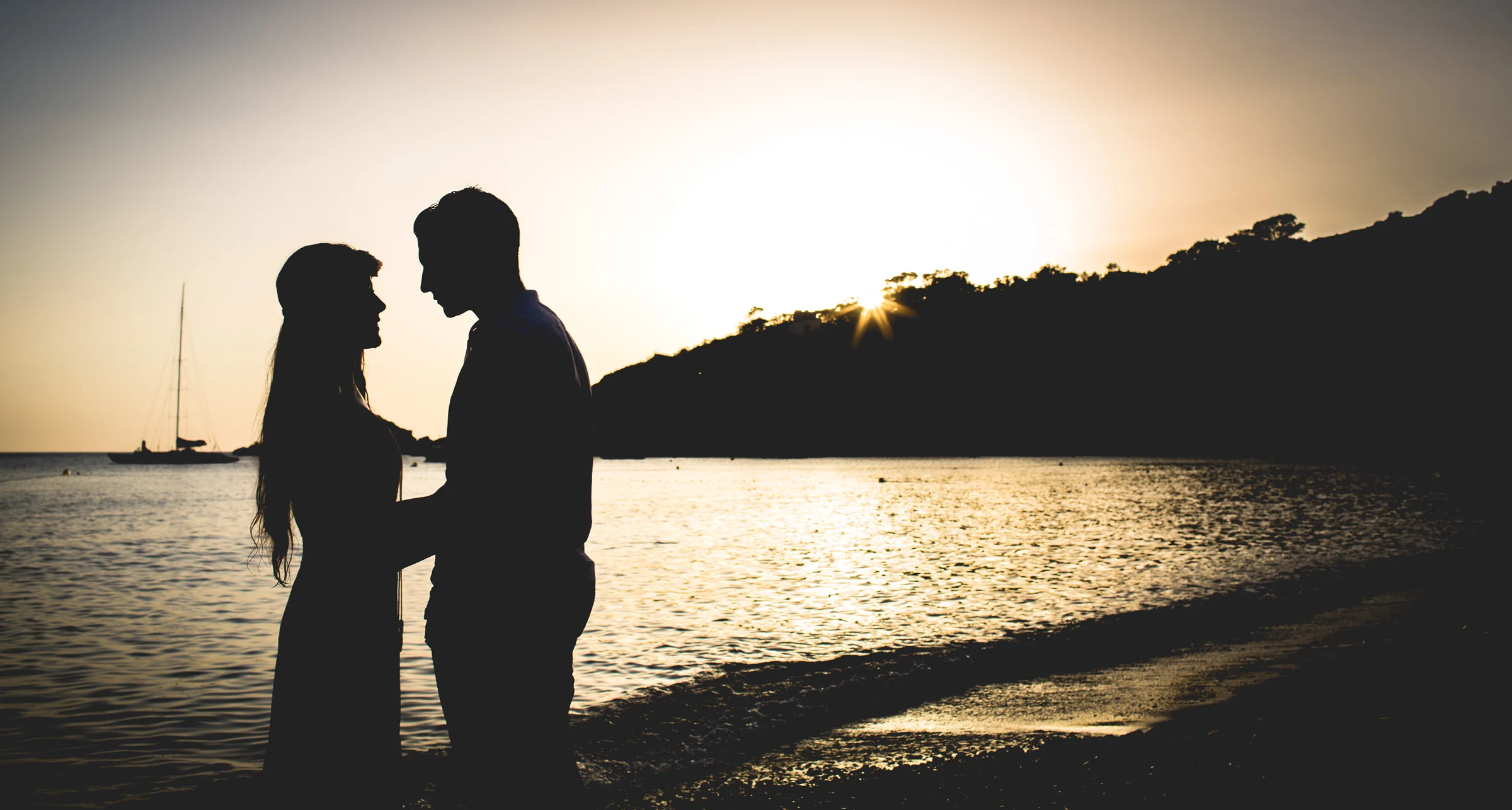 Silueta final de Alba y Jorge en la playa al atardecer, postboda de Alba y Jorge en Ibiza fotografiada por Pedro Zamorano.