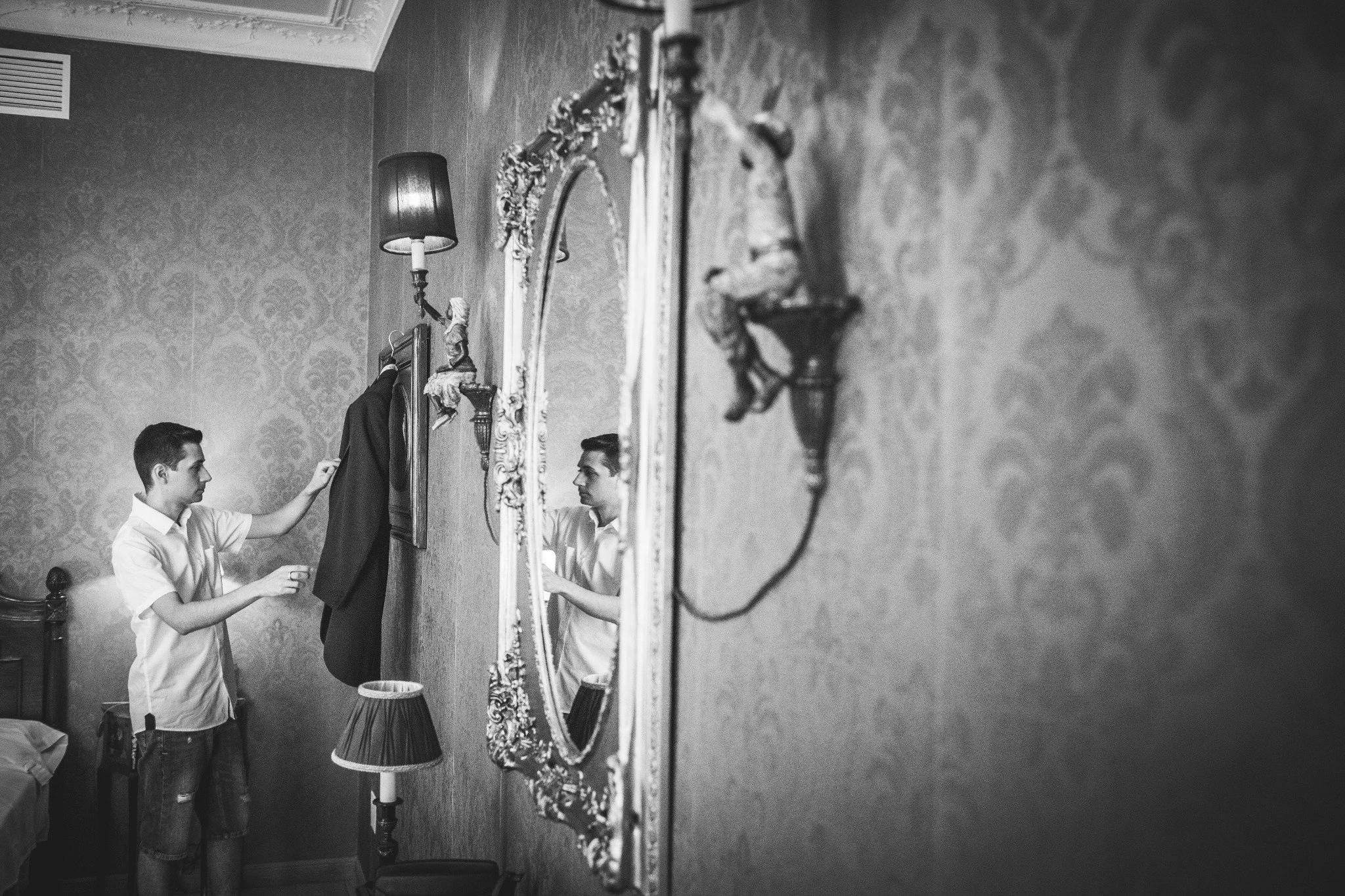 Preparativos del novio frente al espejo, a la misma hora que los de la novia