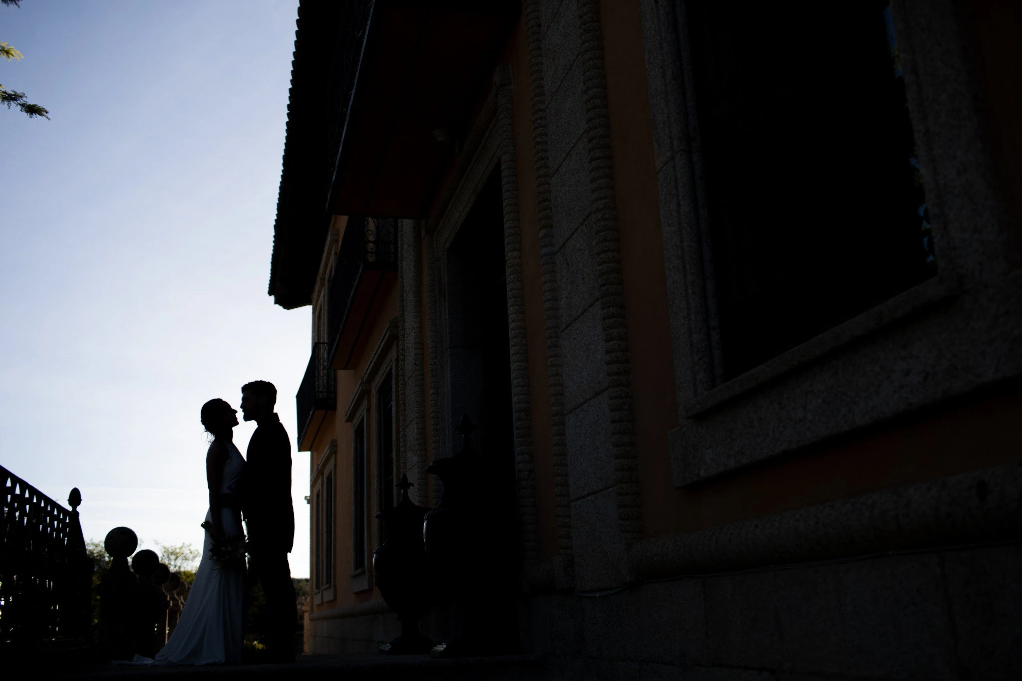 Silueta de los novios al atardecer: fotografía de autor dentro de un reportaje documental