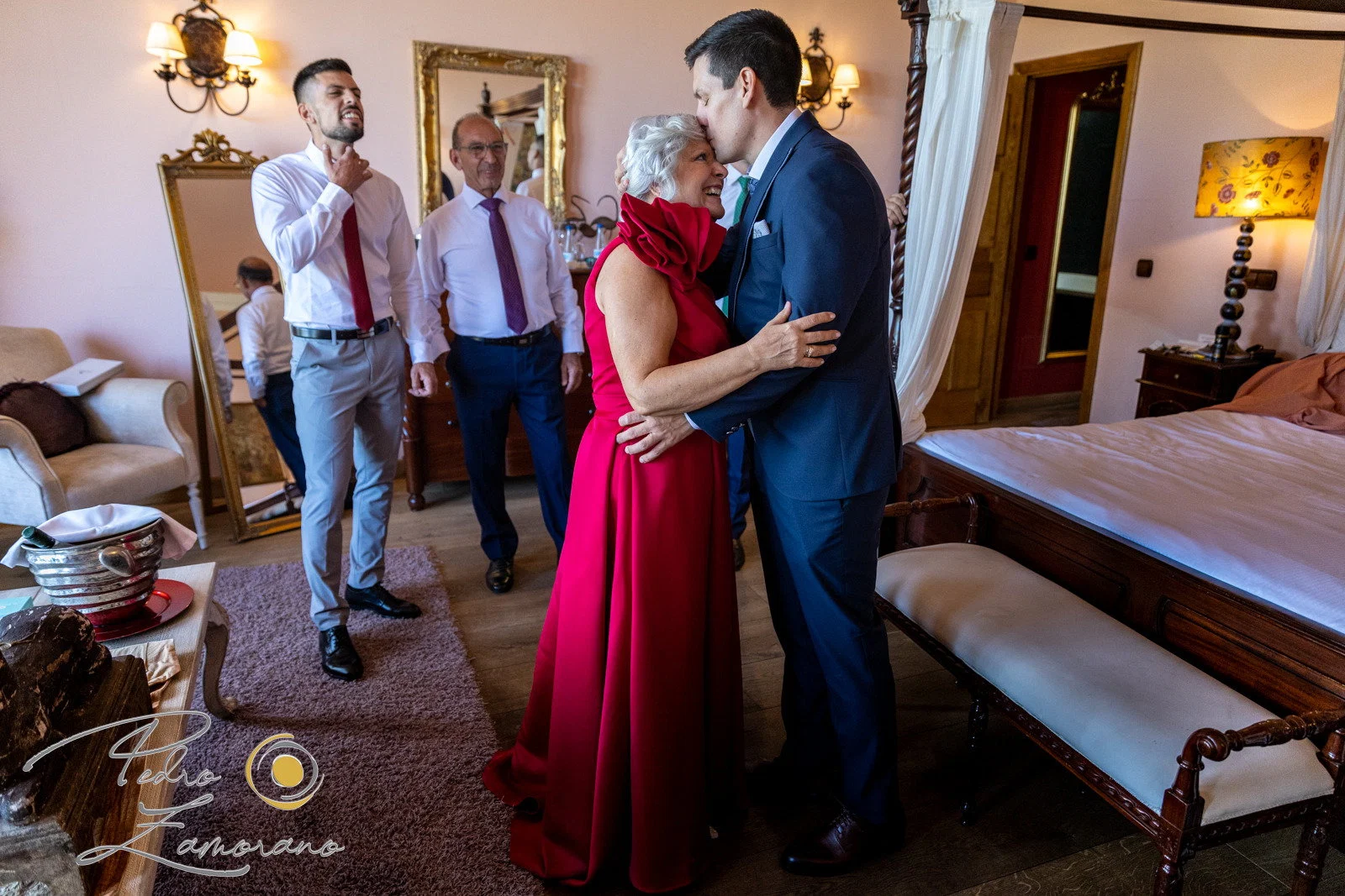 La emoción del novio con su familia: el momento que solo ve quien sabe dónde mirar
