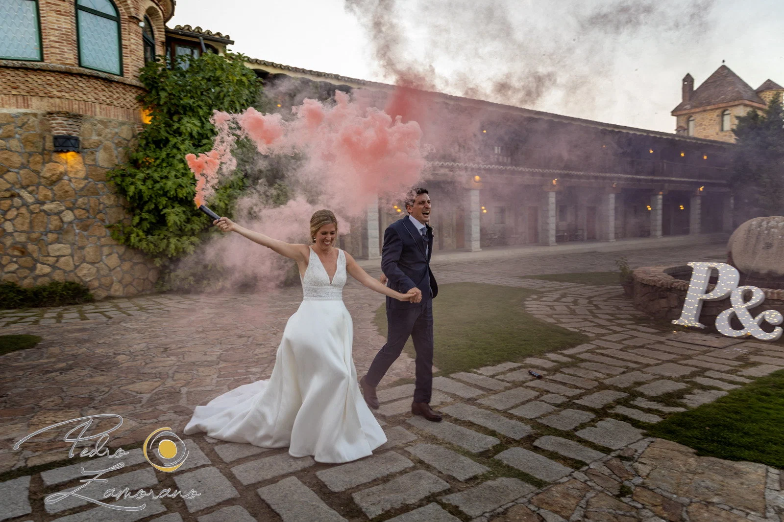 Novios con humo de colores: la foto que los invitados también se llevan del fotomatón y el 360