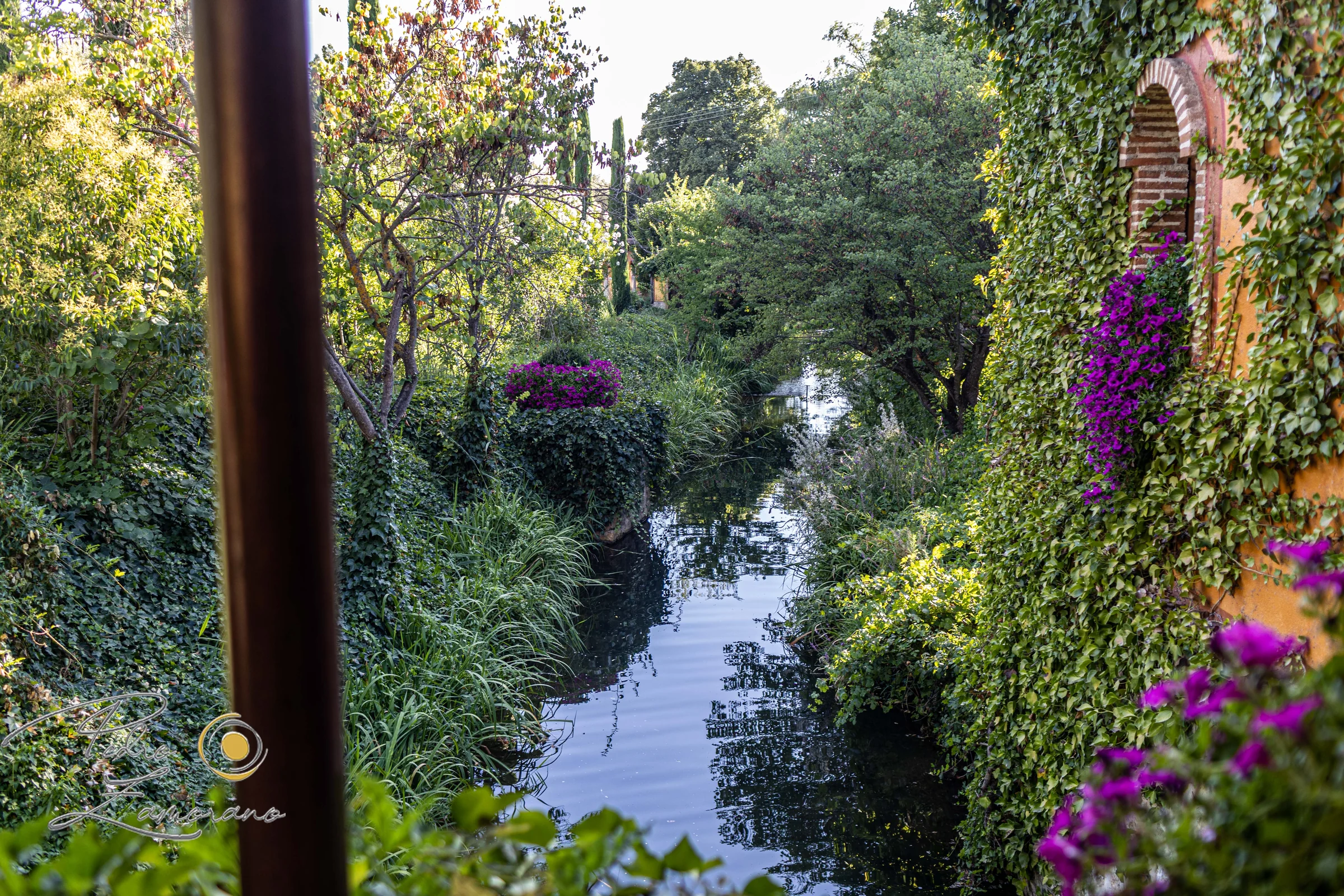 Canal de agua entre los jardines de la Antigua Fábrica de Harinas