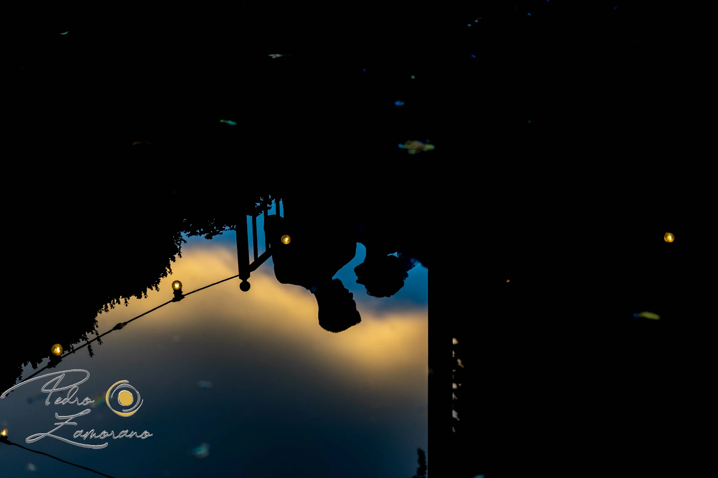 Reflejo de los novios en el agua al atardecer en la Antigua Fábrica de Harinas