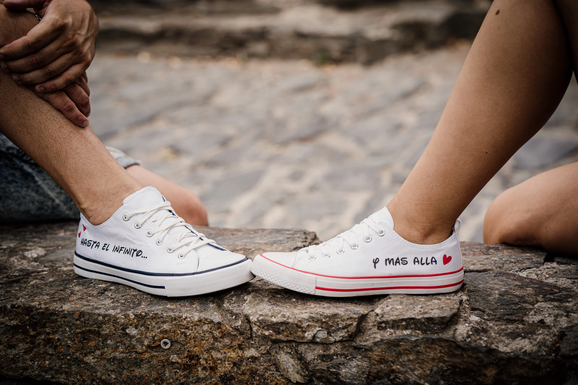 Detalle de las zapatillas personalizadas de Aritz y Laura con el mensaje Hasta el infinito y más allá durante su preboda.