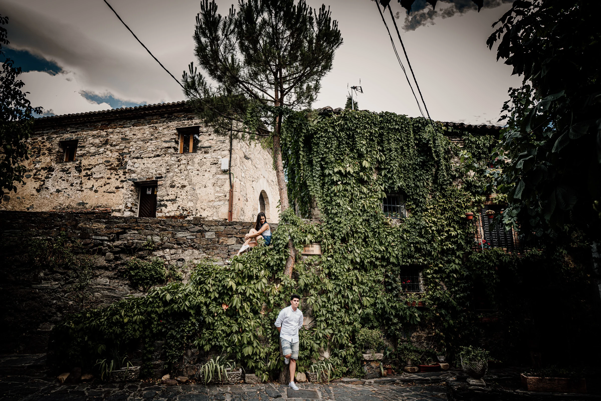 Aritz y Laura se integran en un paisaje de casas de piedra, hiedra y calle empedrada durante su preboda en Patones.