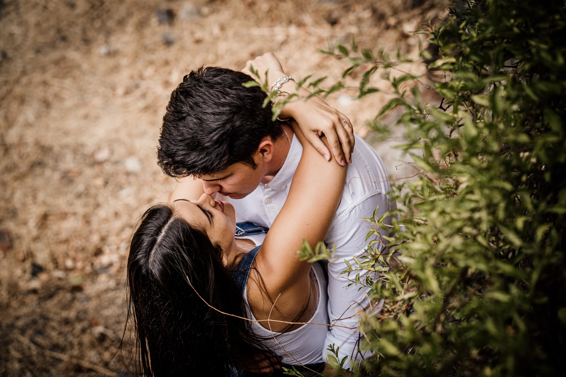 Aritz y Laura se besan en un retrato cenital rodeados de vegetación durante su preboda en Patones.