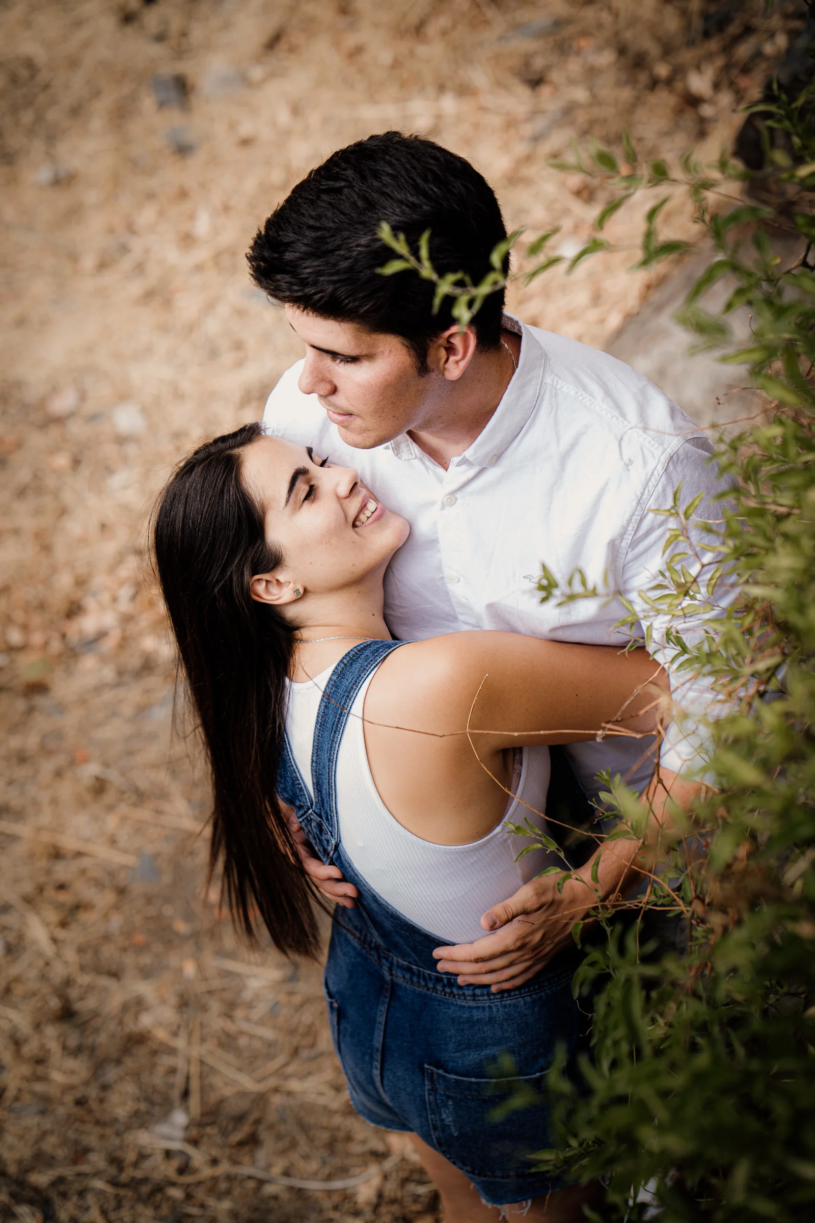 Laura sonríe abrazada a Aritz en una fotografía cenital realizada durante su preboda en Patones.